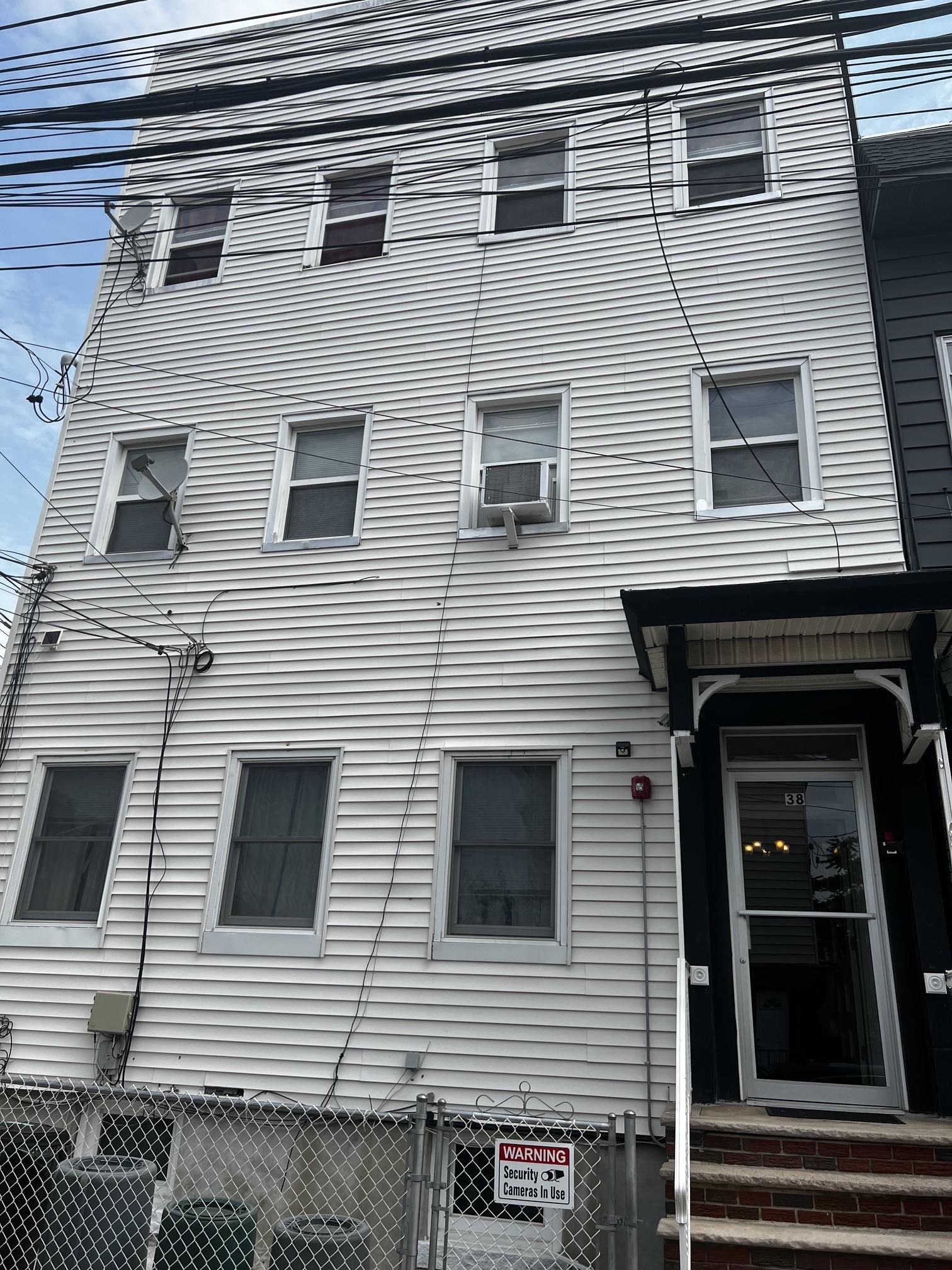 38 BLEECKER ST Unit: 2R