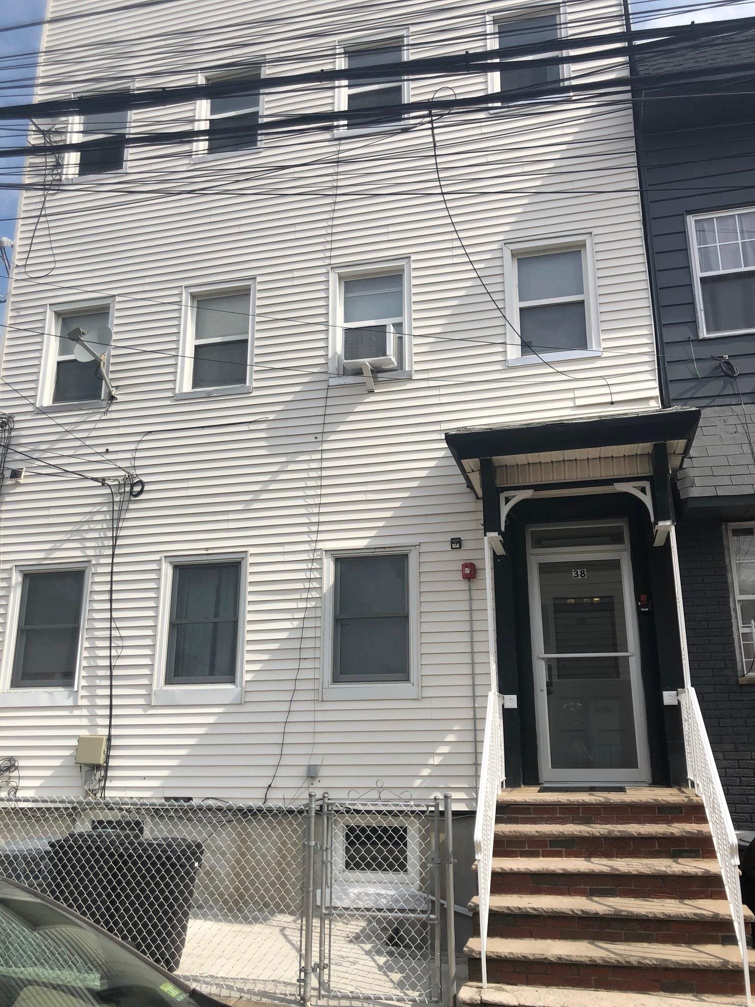 38 BLEECKER ST Unit: 2R