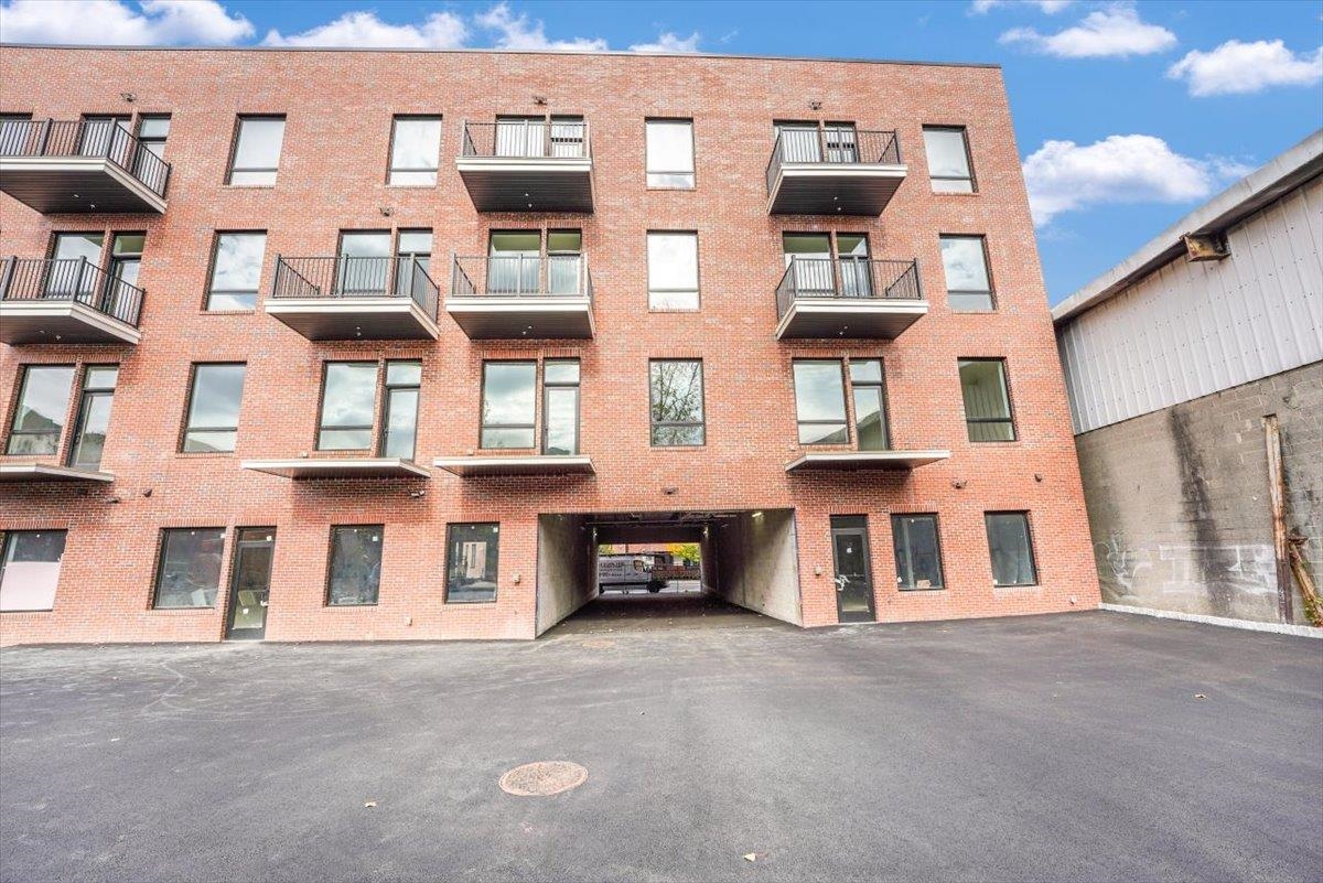 667-665 GRAND ST Unit: 204