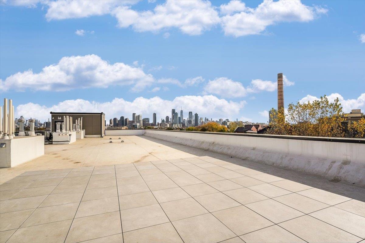 667-665 GRAND ST Unit: 204