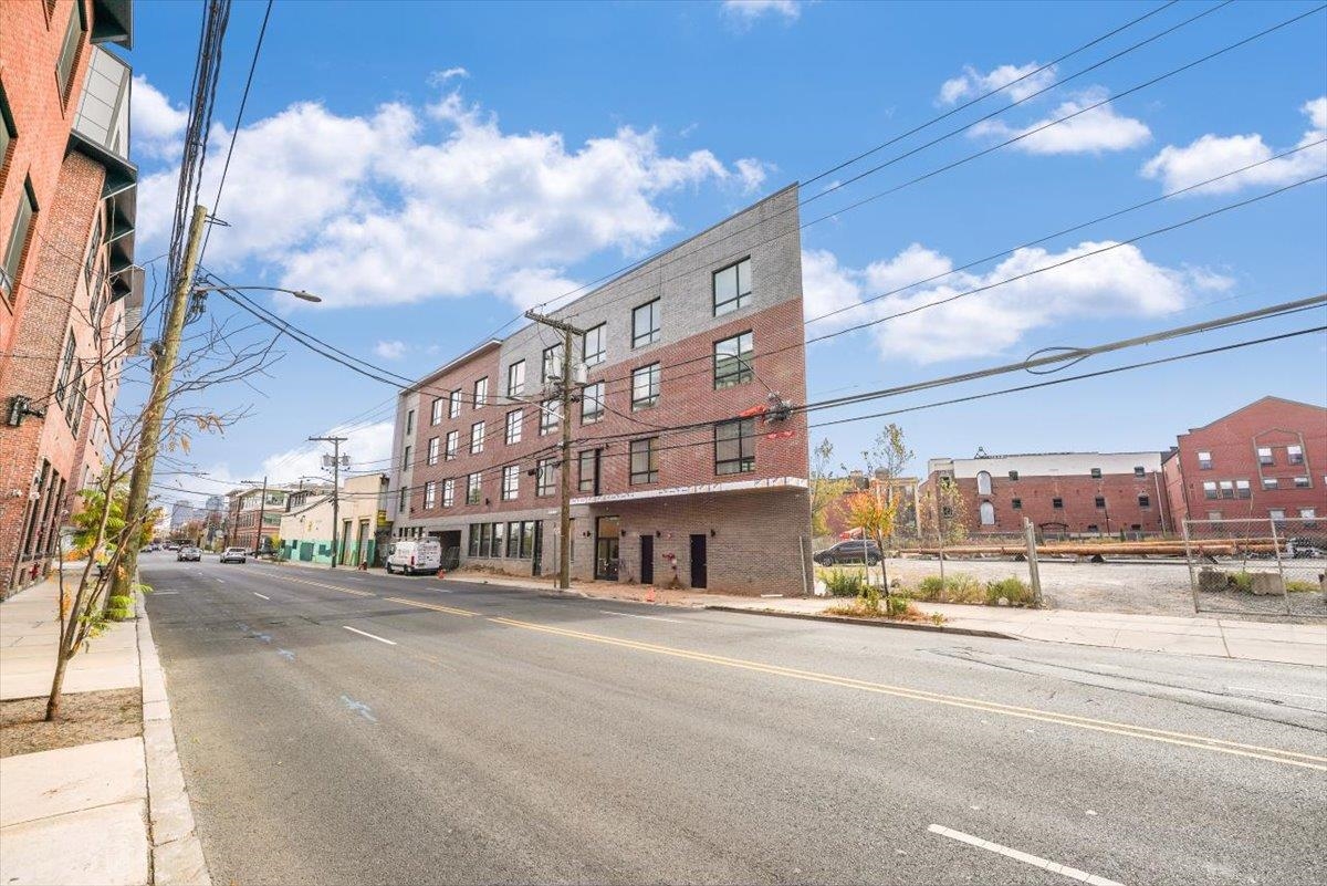 667-665 GRAND ST Unit: 204