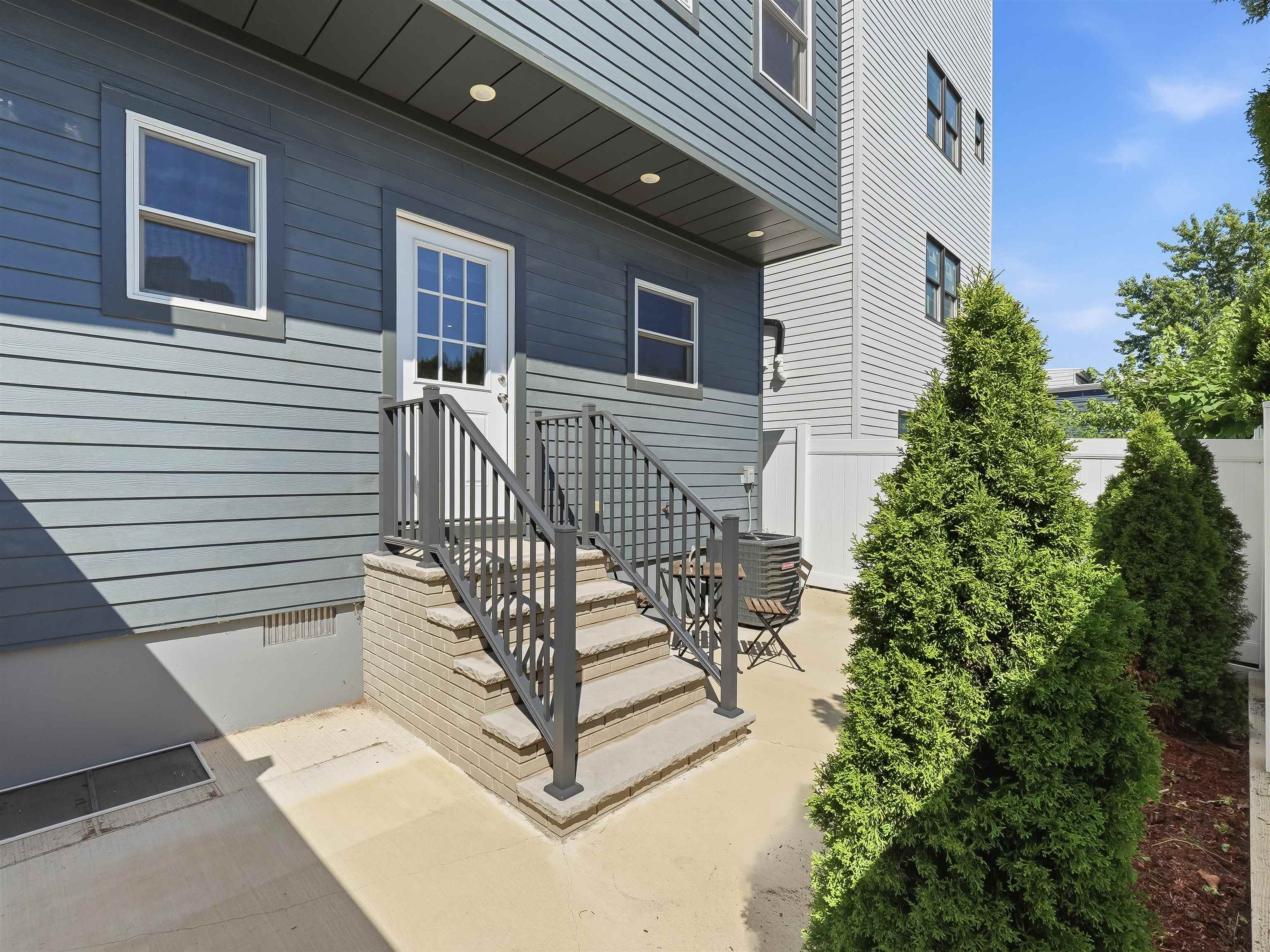 155 LAIDLAW AVE Unit: 101