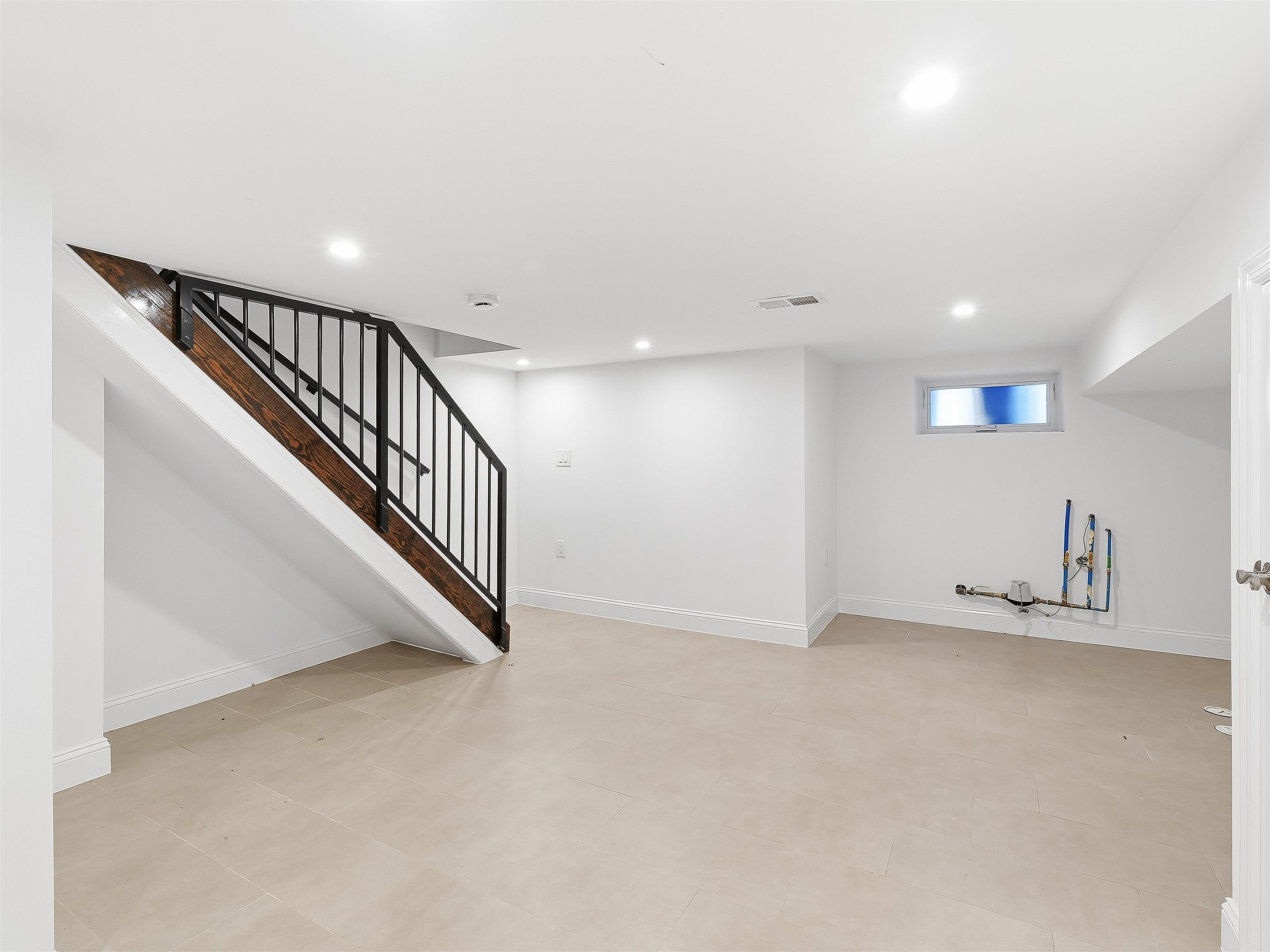 155 LAIDLAW AVE Unit: 101