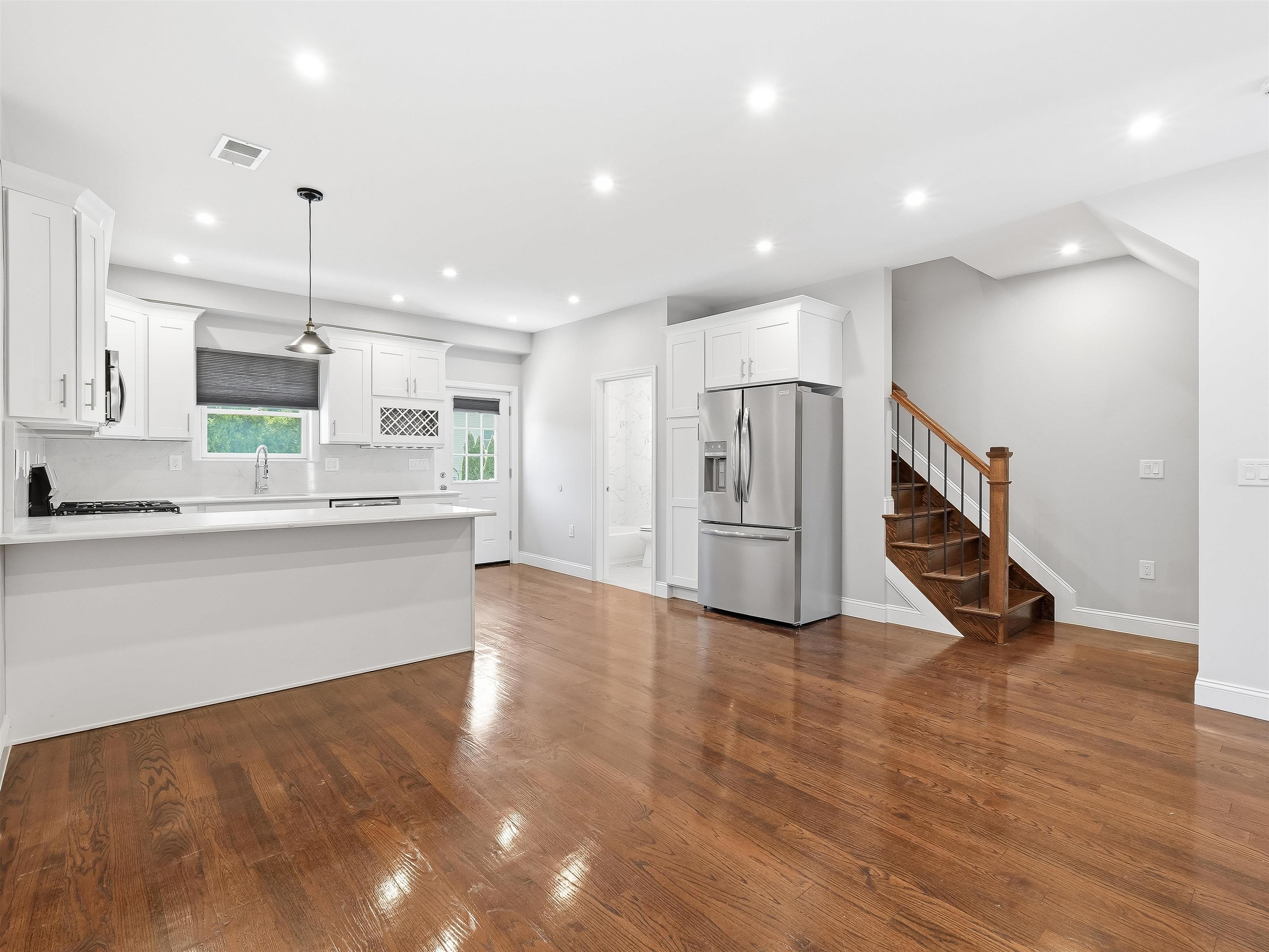 155 LAIDLAW AVE Unit: 101