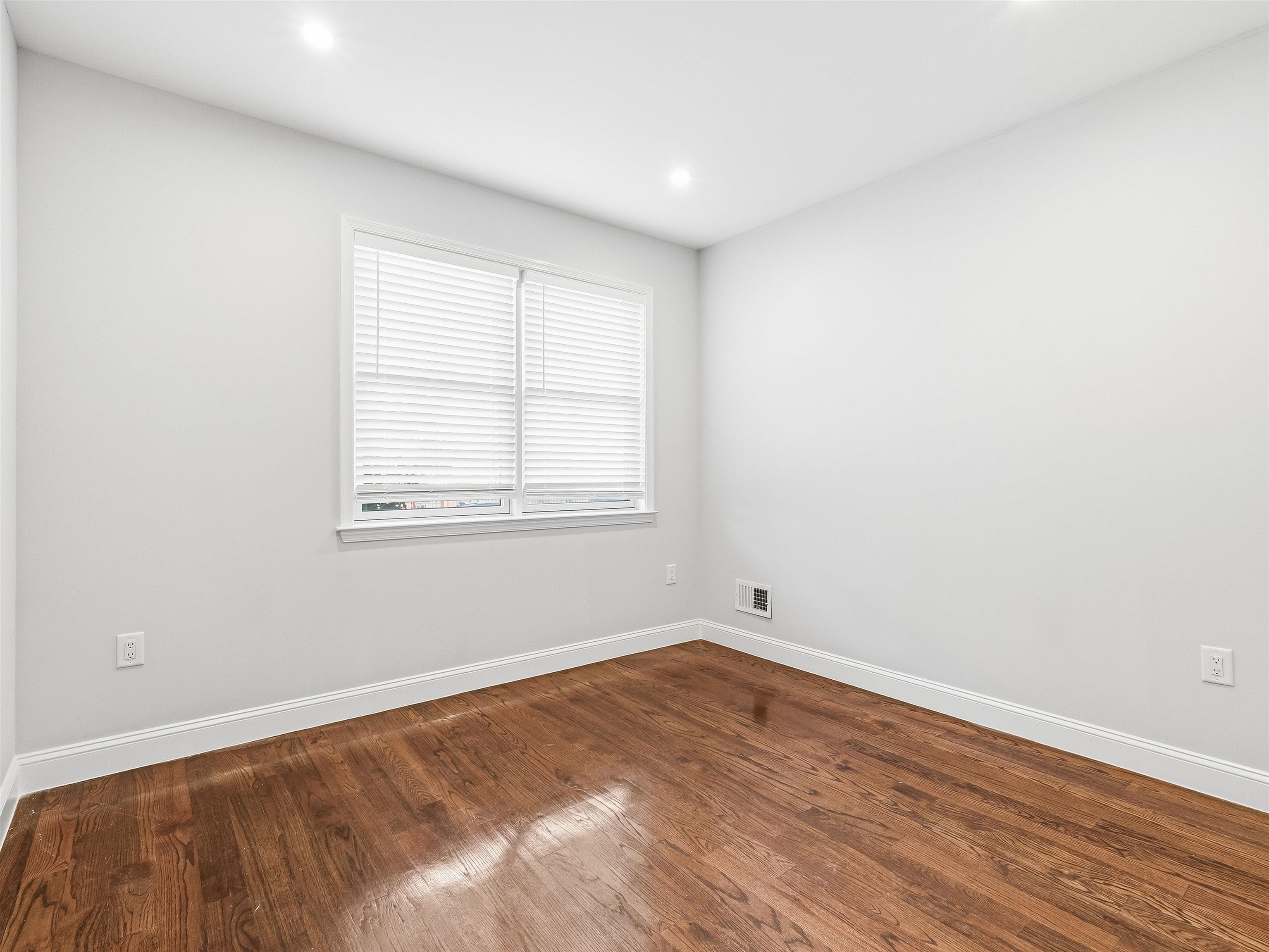155 LAIDLAW AVE Unit: 101