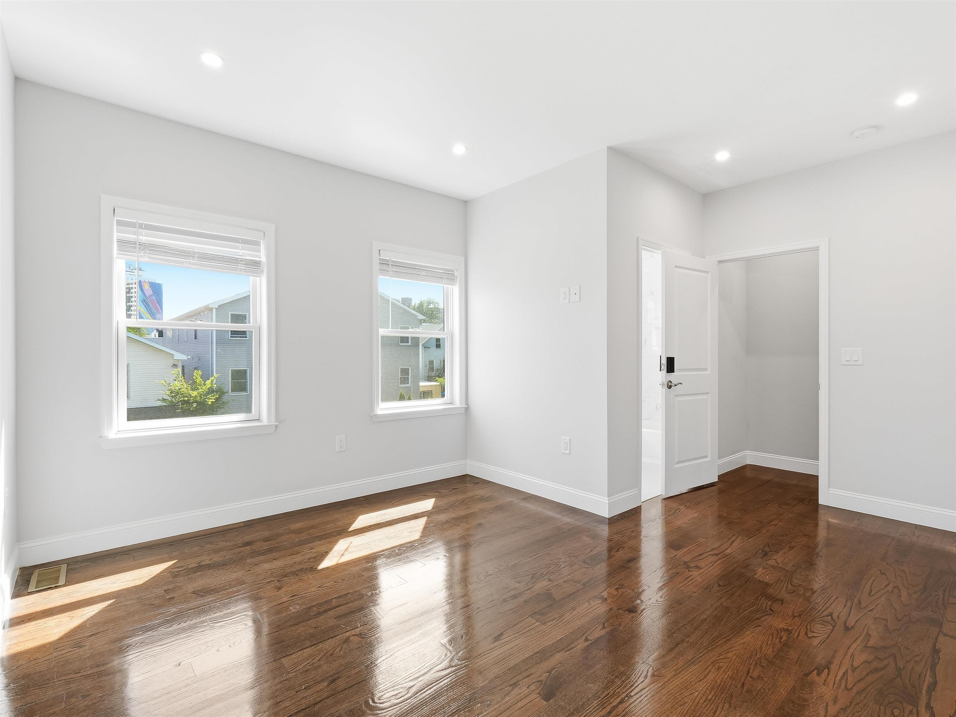 155 LAIDLAW AVE Unit: 101
