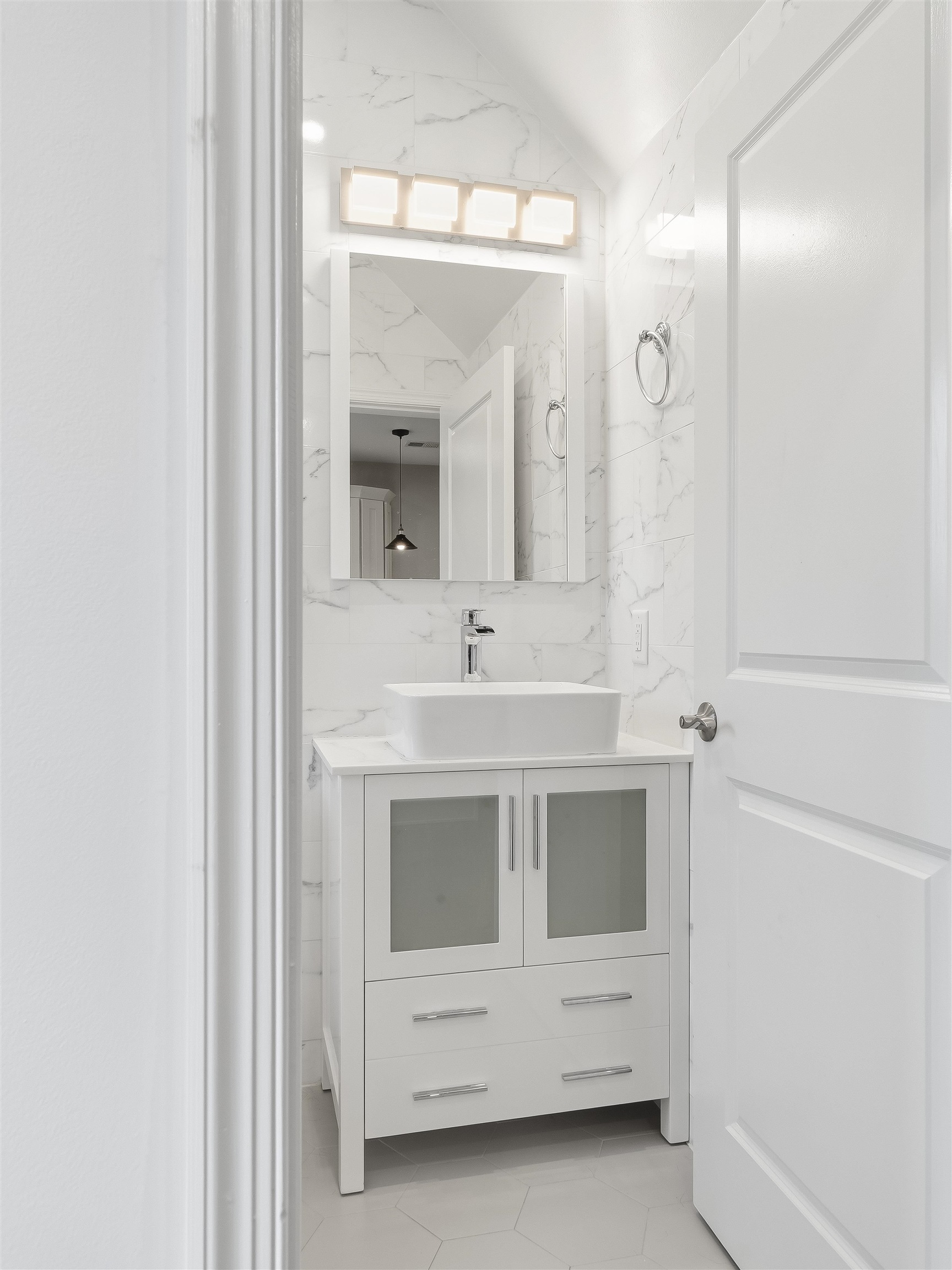 155 LAIDLAW AVE Unit: 101