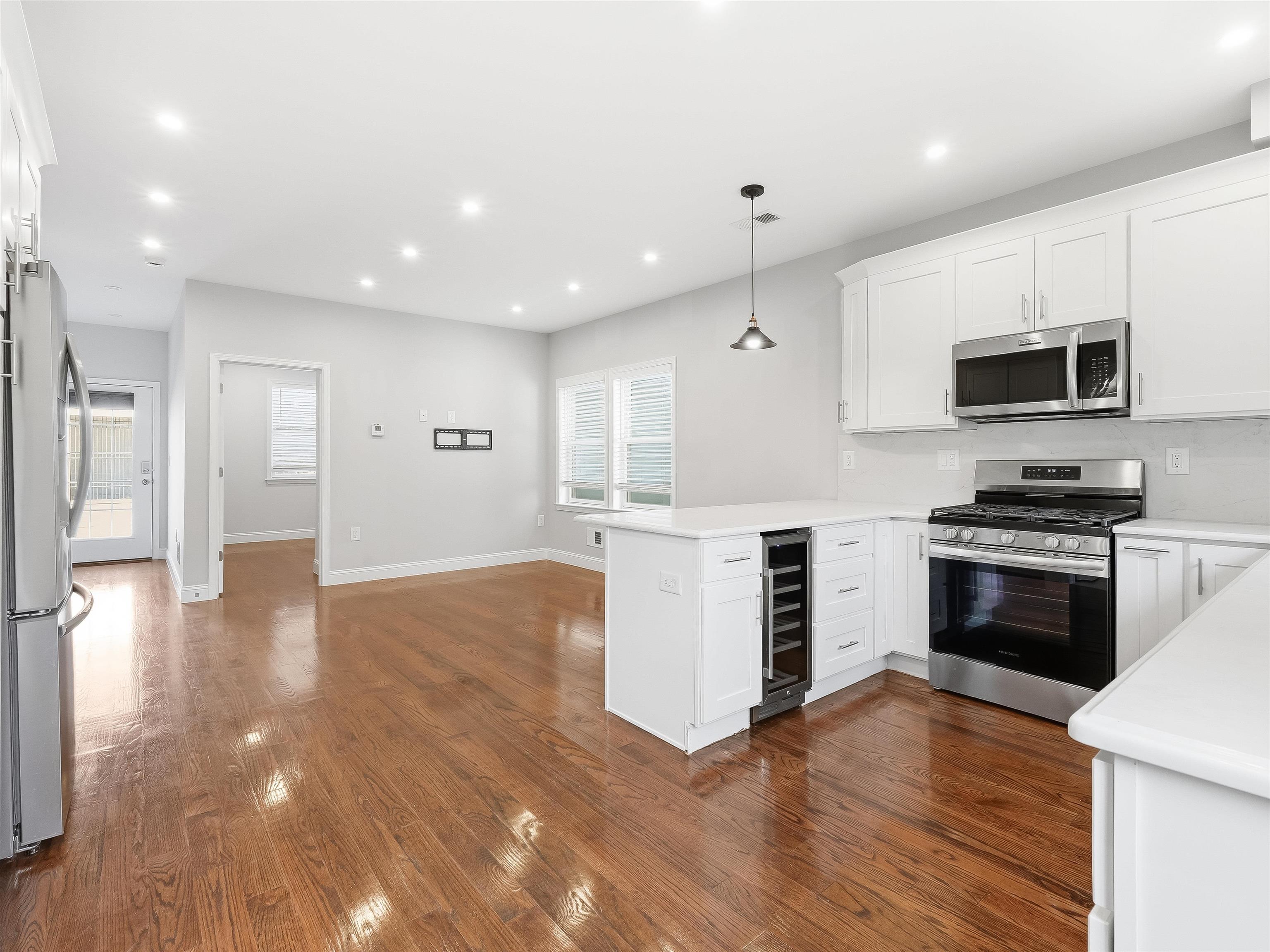 155 LAIDLAW AVE Unit: 101