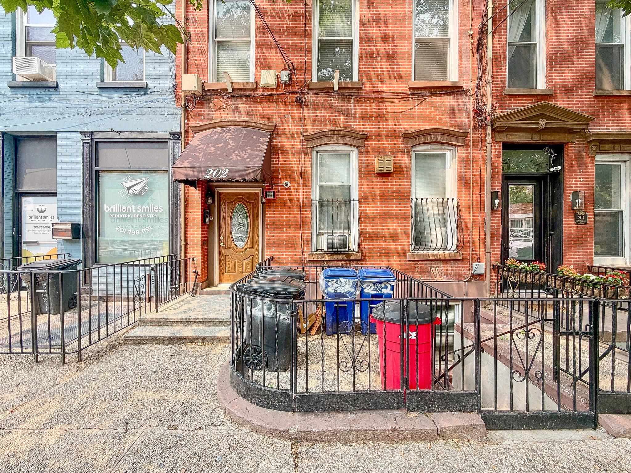 202 BLOOMFIELD ST Unit: 4