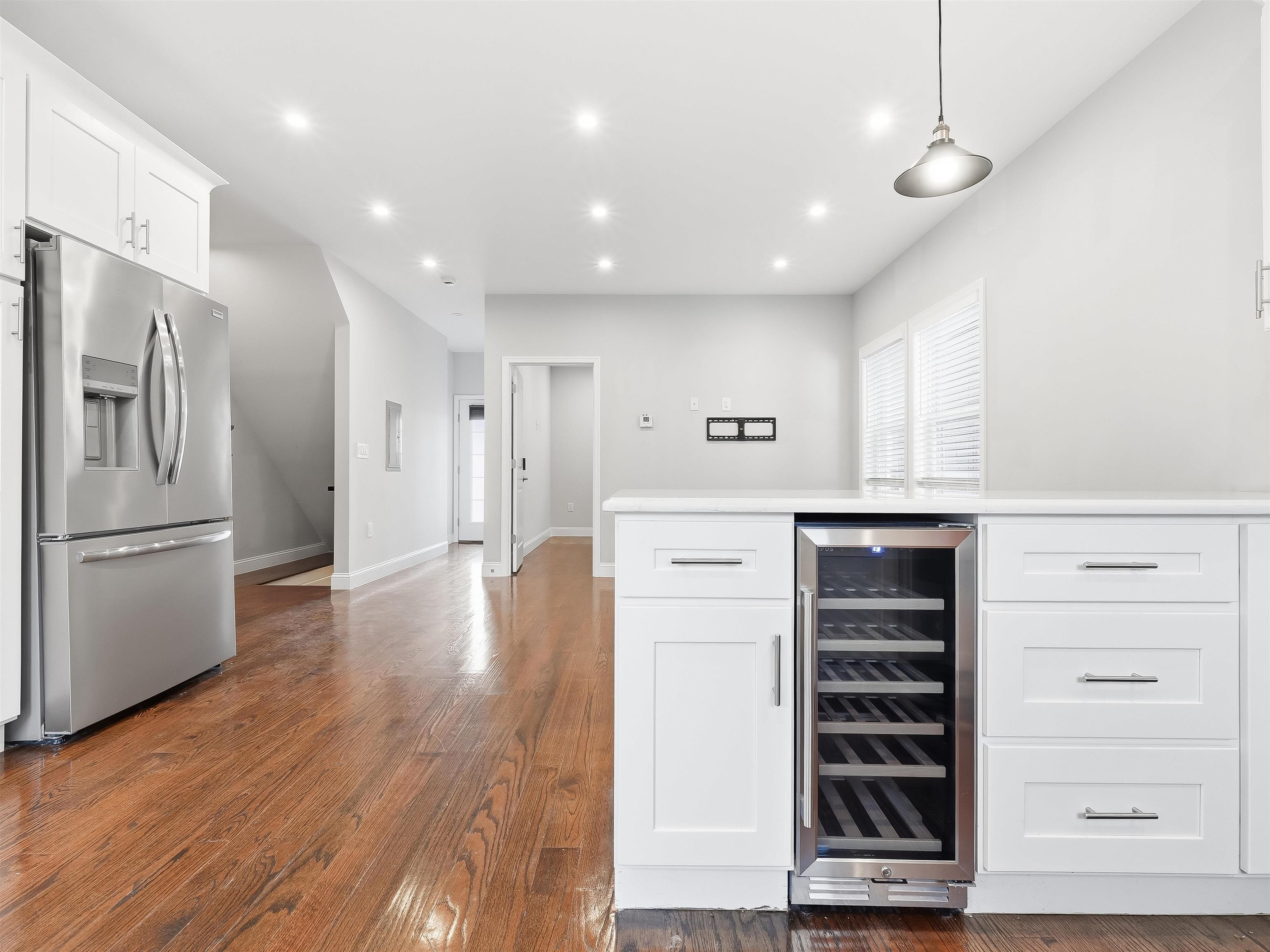 155 LAIDLAW AVE Unit: 101