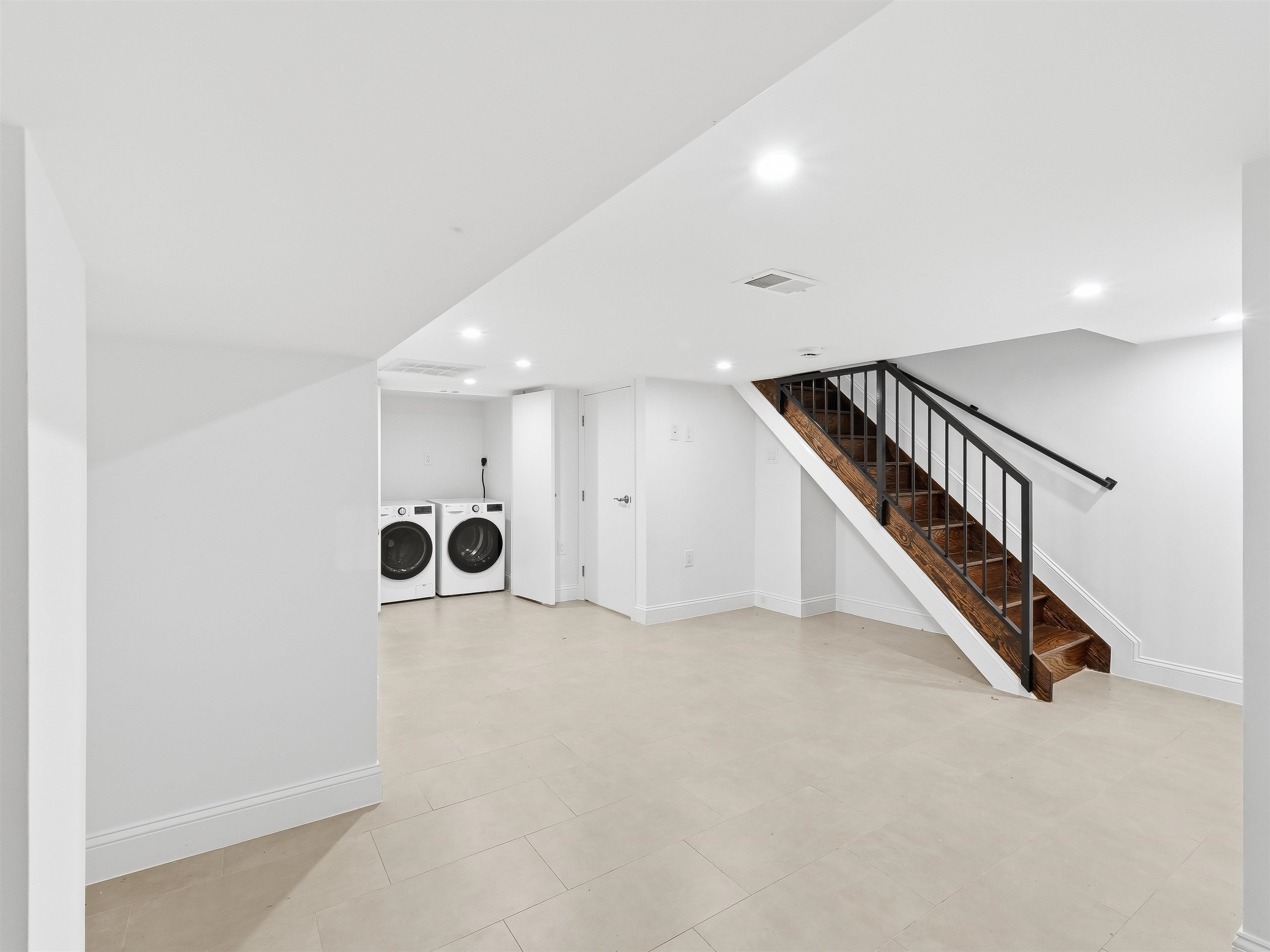 155 LAIDLAW AVE Unit: 101