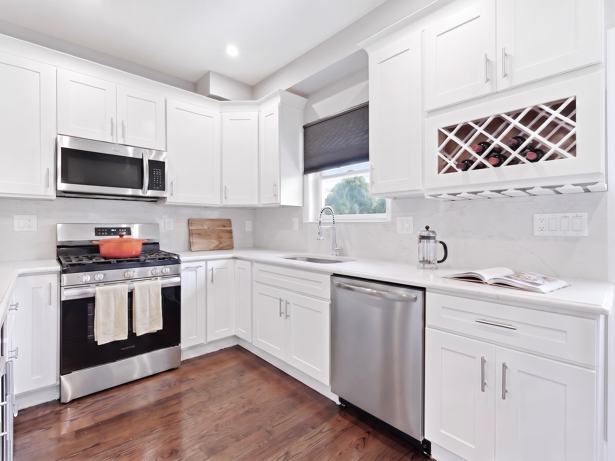 155 LAIDLAW AVE Unit: 101