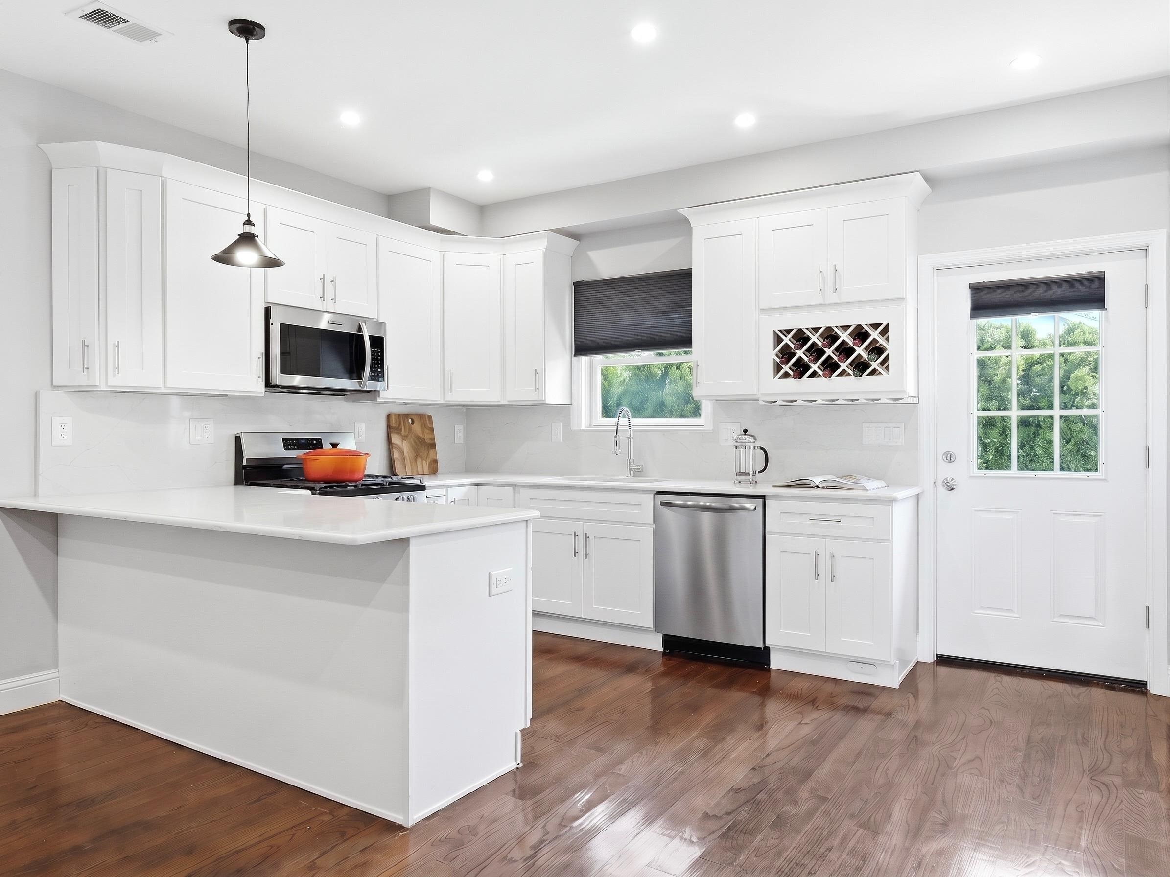 155 LAIDLAW AVE Unit: 101