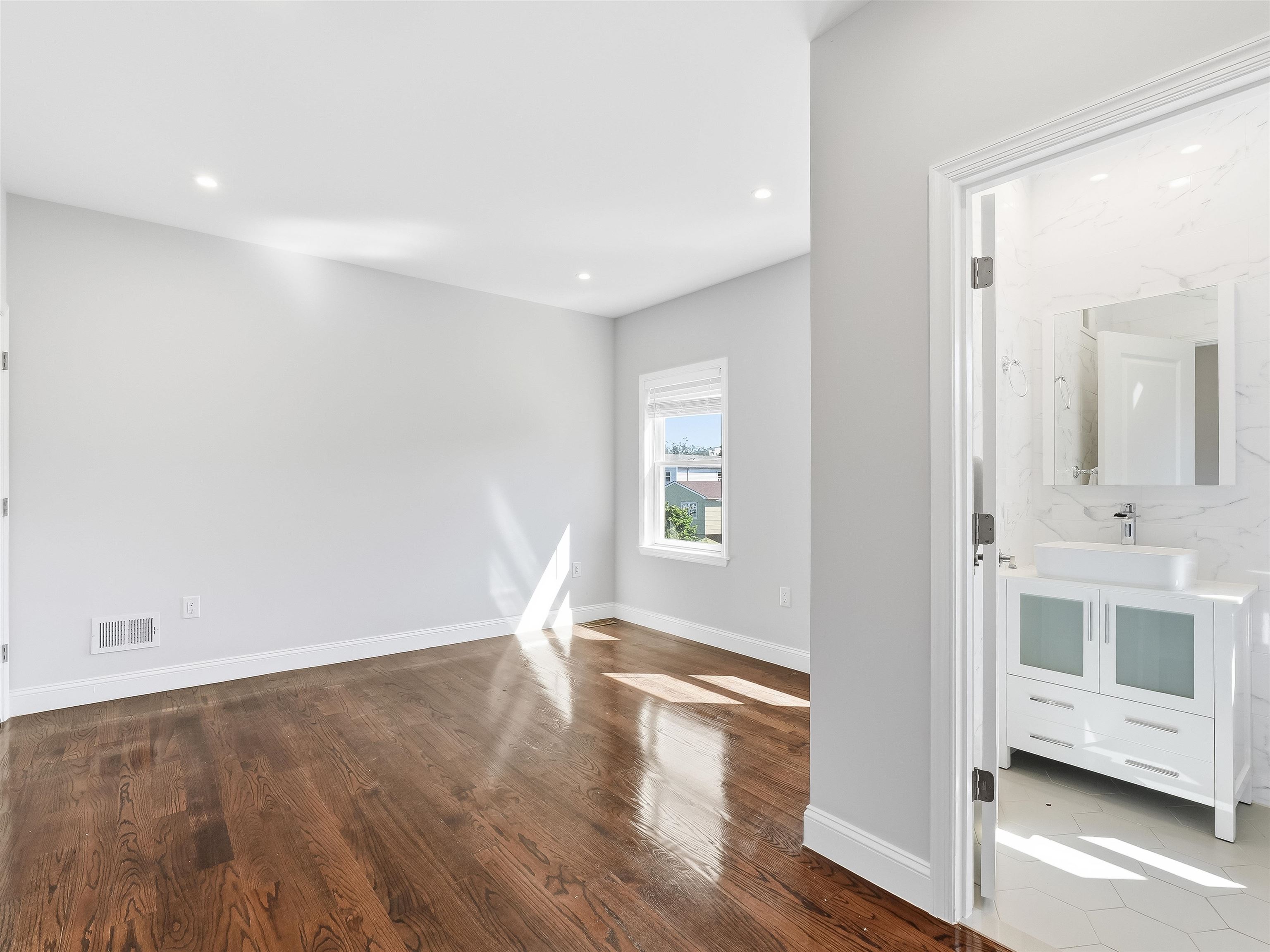 155 LAIDLAW AVE Unit: 101