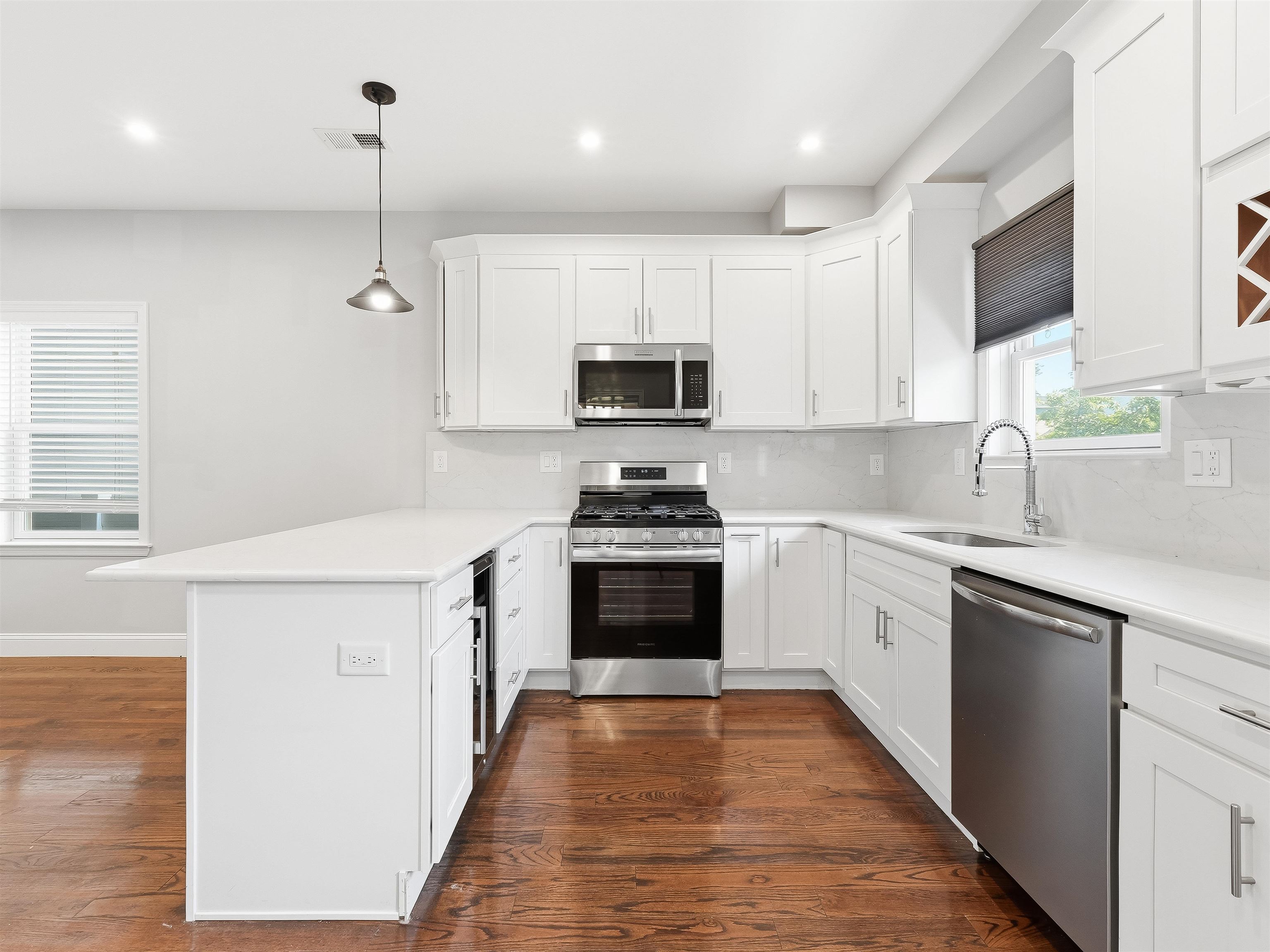 155 LAIDLAW AVE Unit: 101