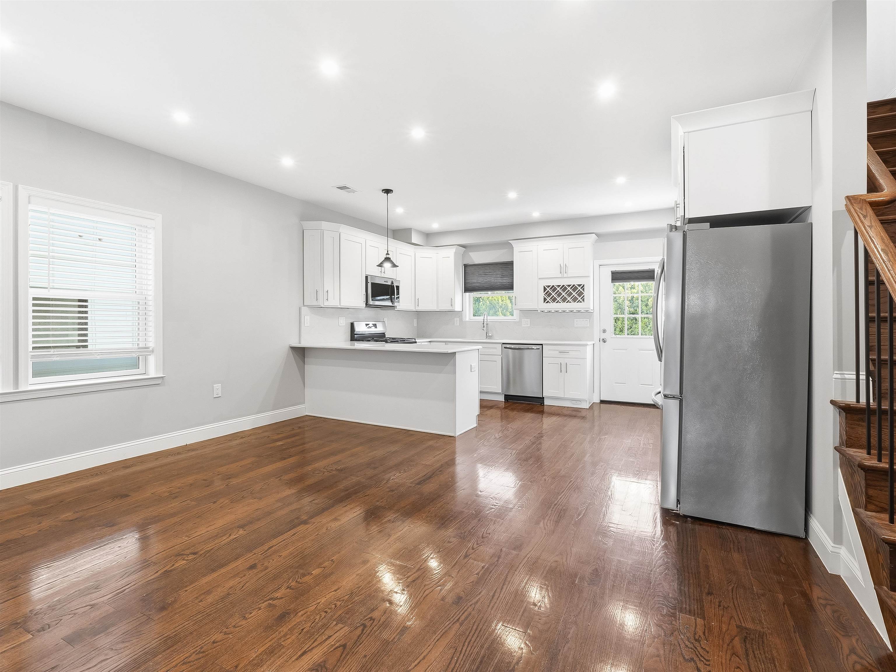 155 LAIDLAW AVE Unit: 101