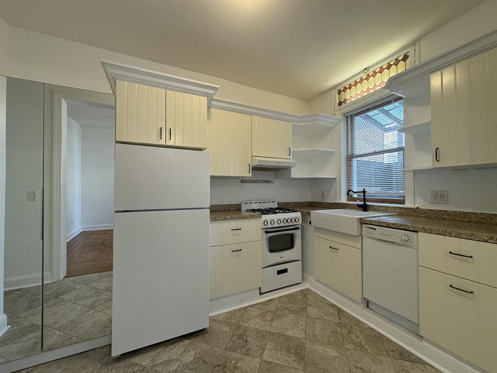 445 MONMOUTH ST Unit: 2