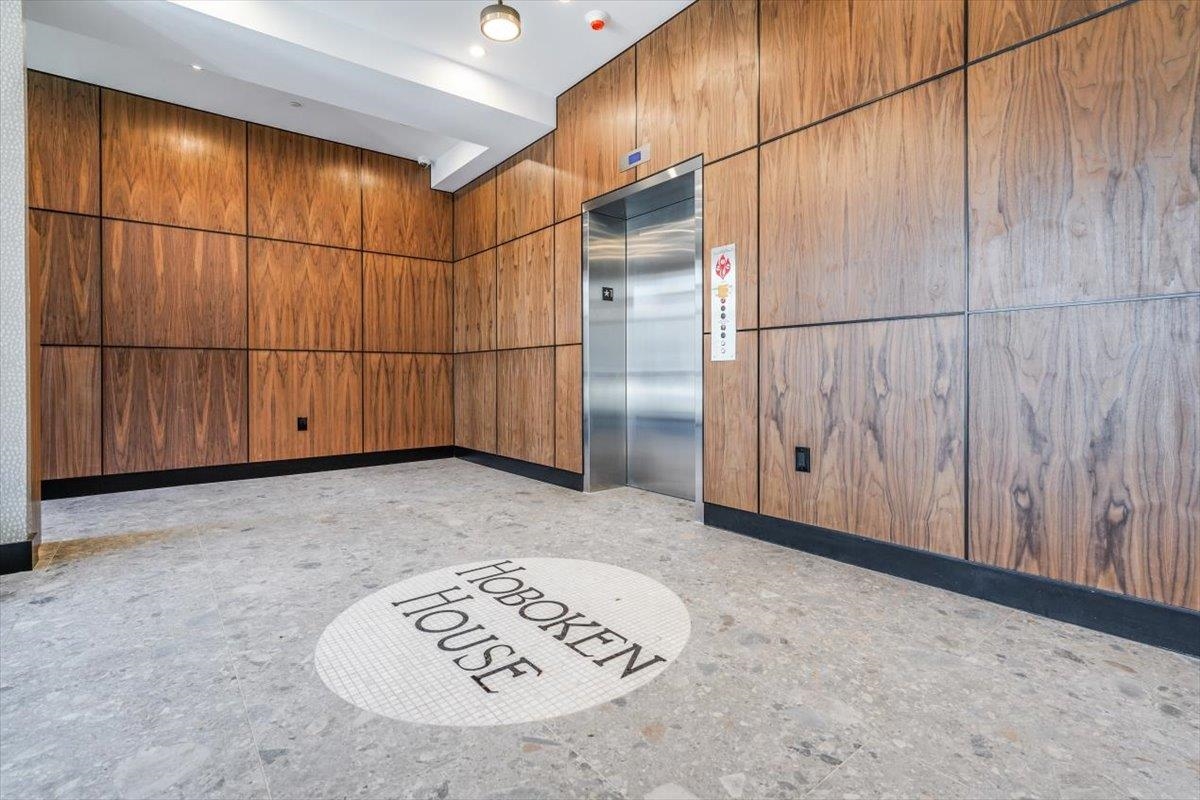 237 WASHINGTON ST Unit: 401