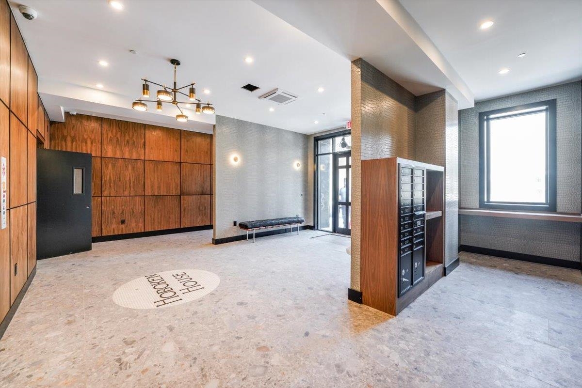237 WASHINGTON ST Unit: 401