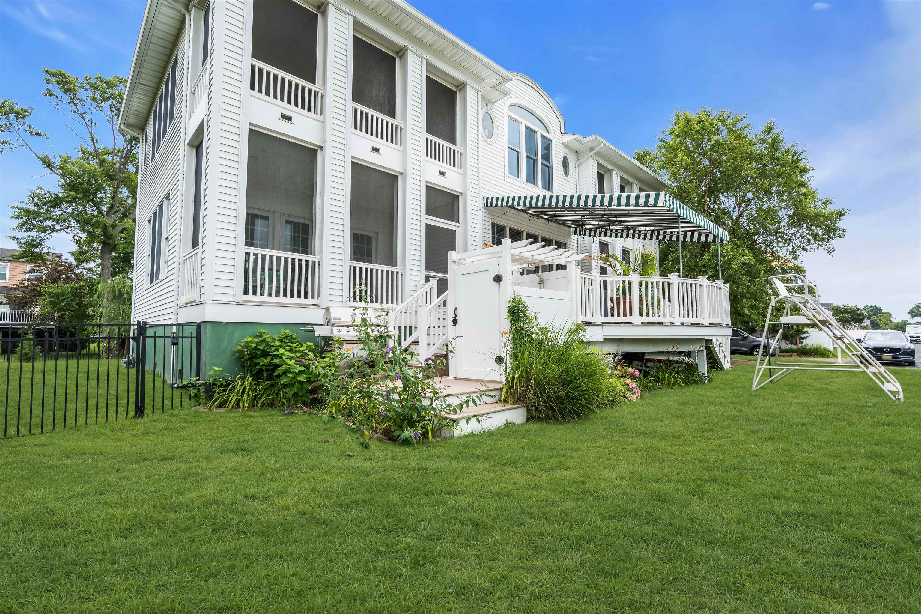 43 COLUMBUS DR