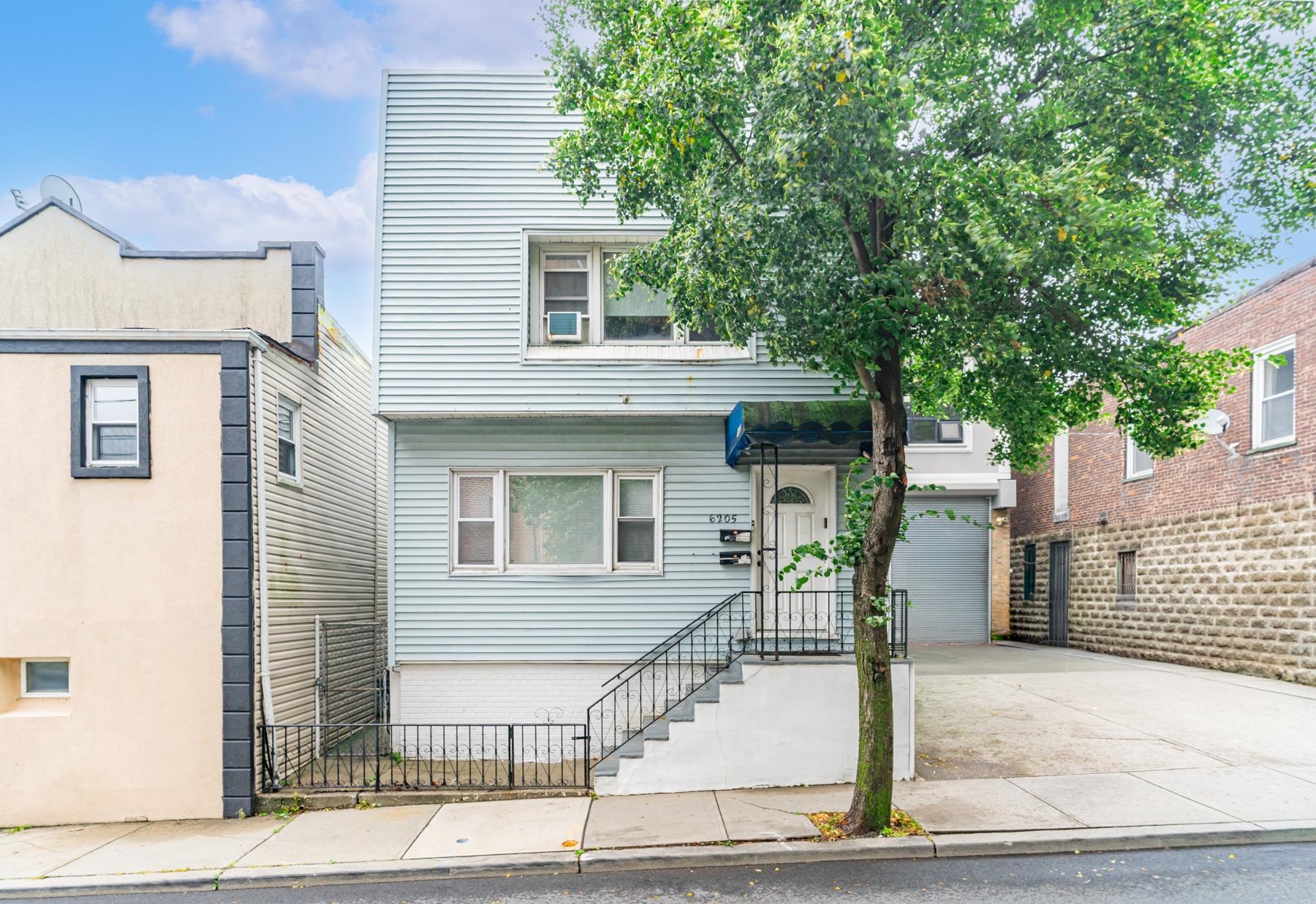 625 ADAMS ST