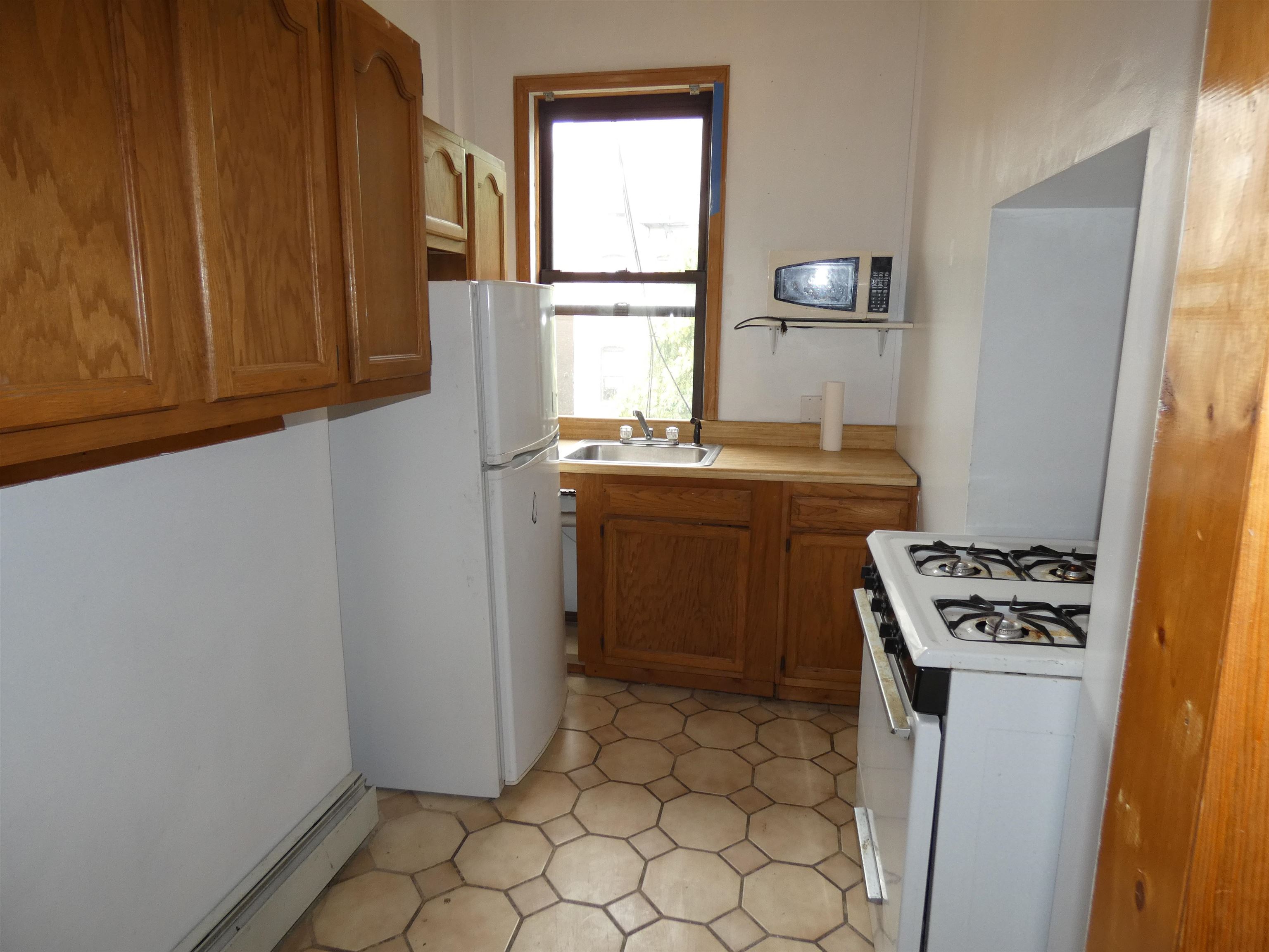 936 WILLOW AVE Unit: 3