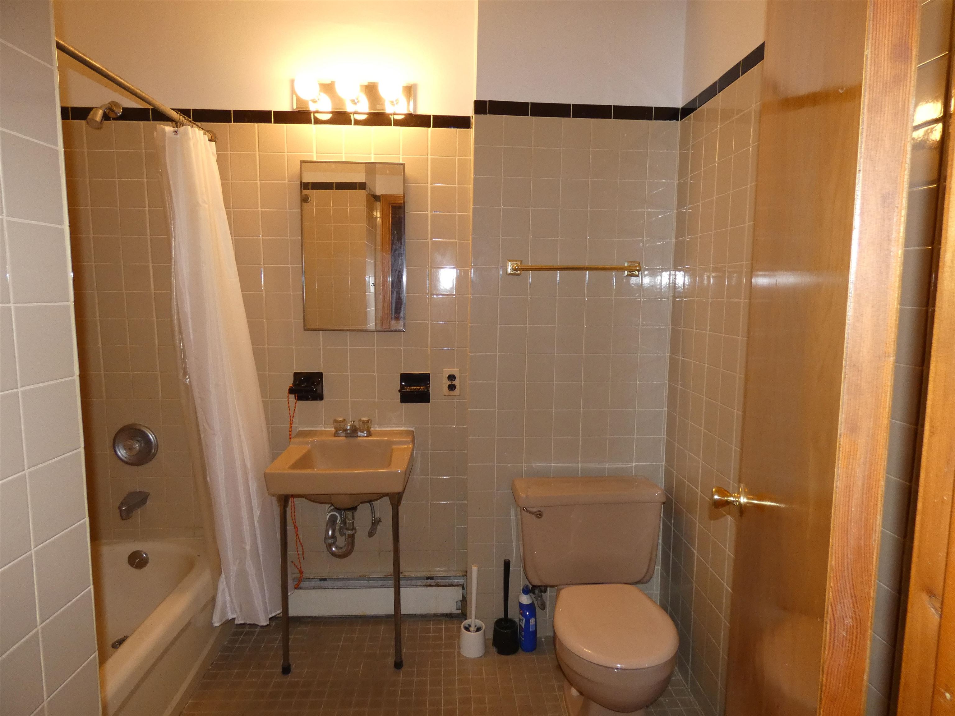 936 WILLOW AVE Unit: 3