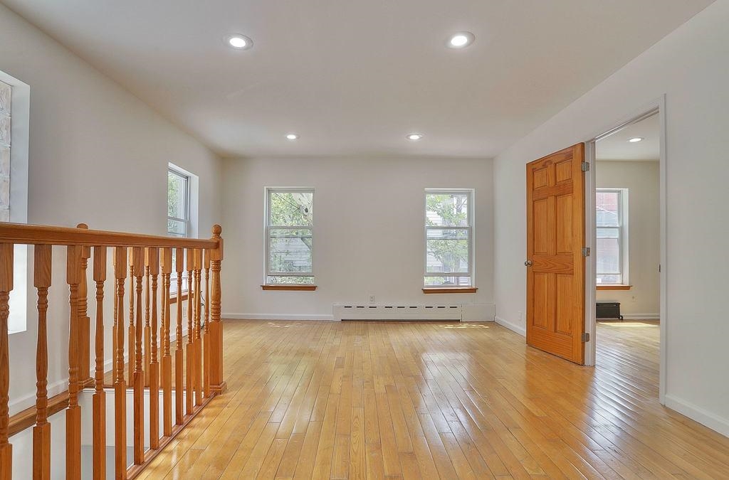 108 HUTTON ST Unit: 2nd Fl