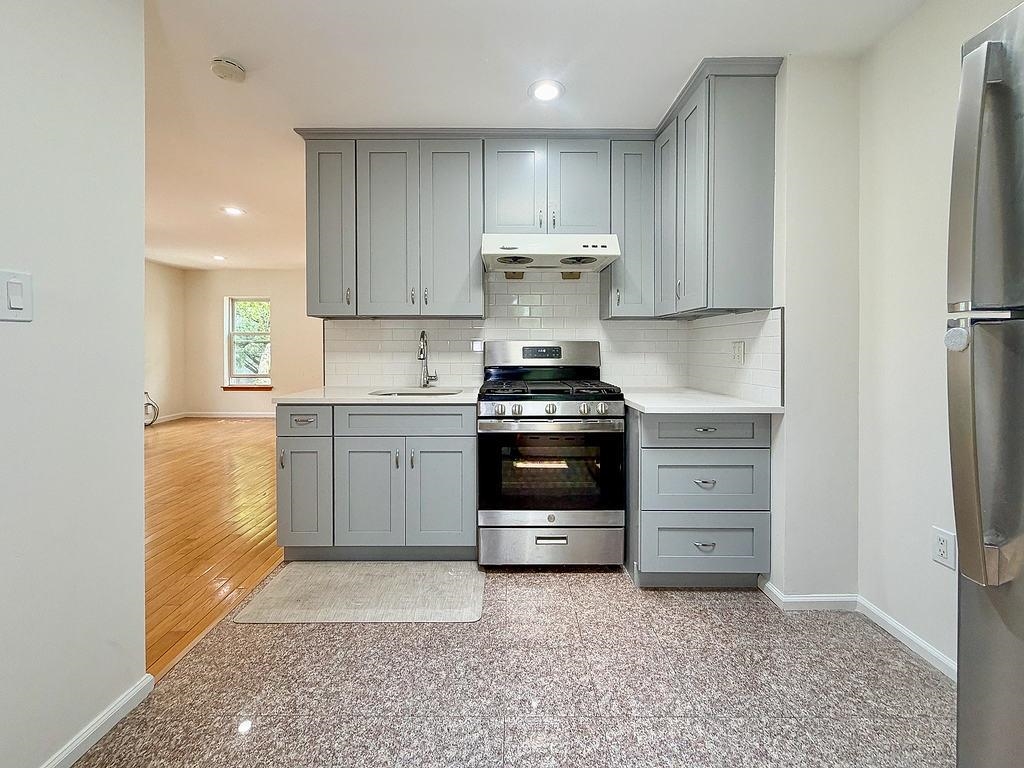 108 HUTTON ST Unit: 2nd Fl