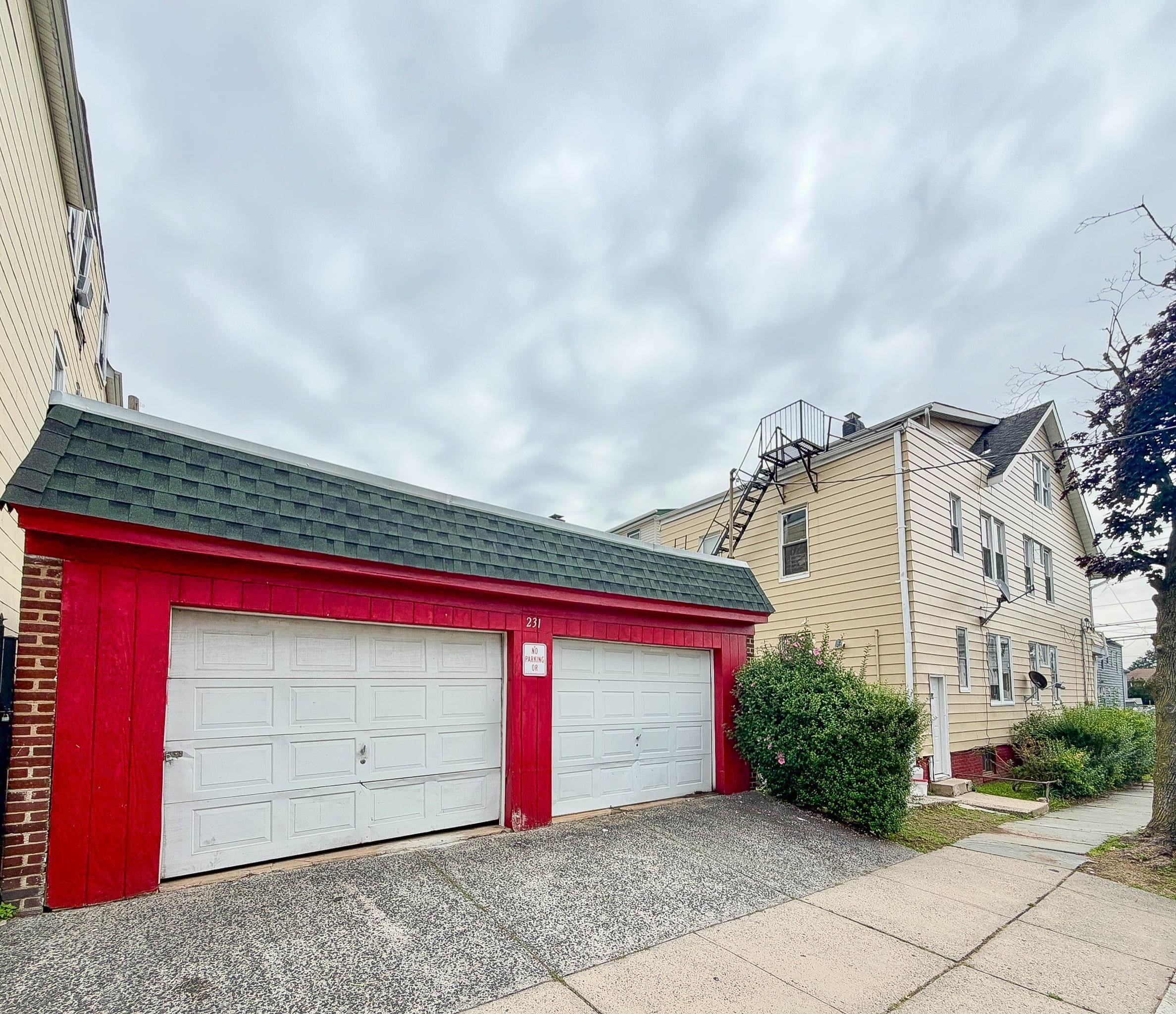231 MYRTLE AVE