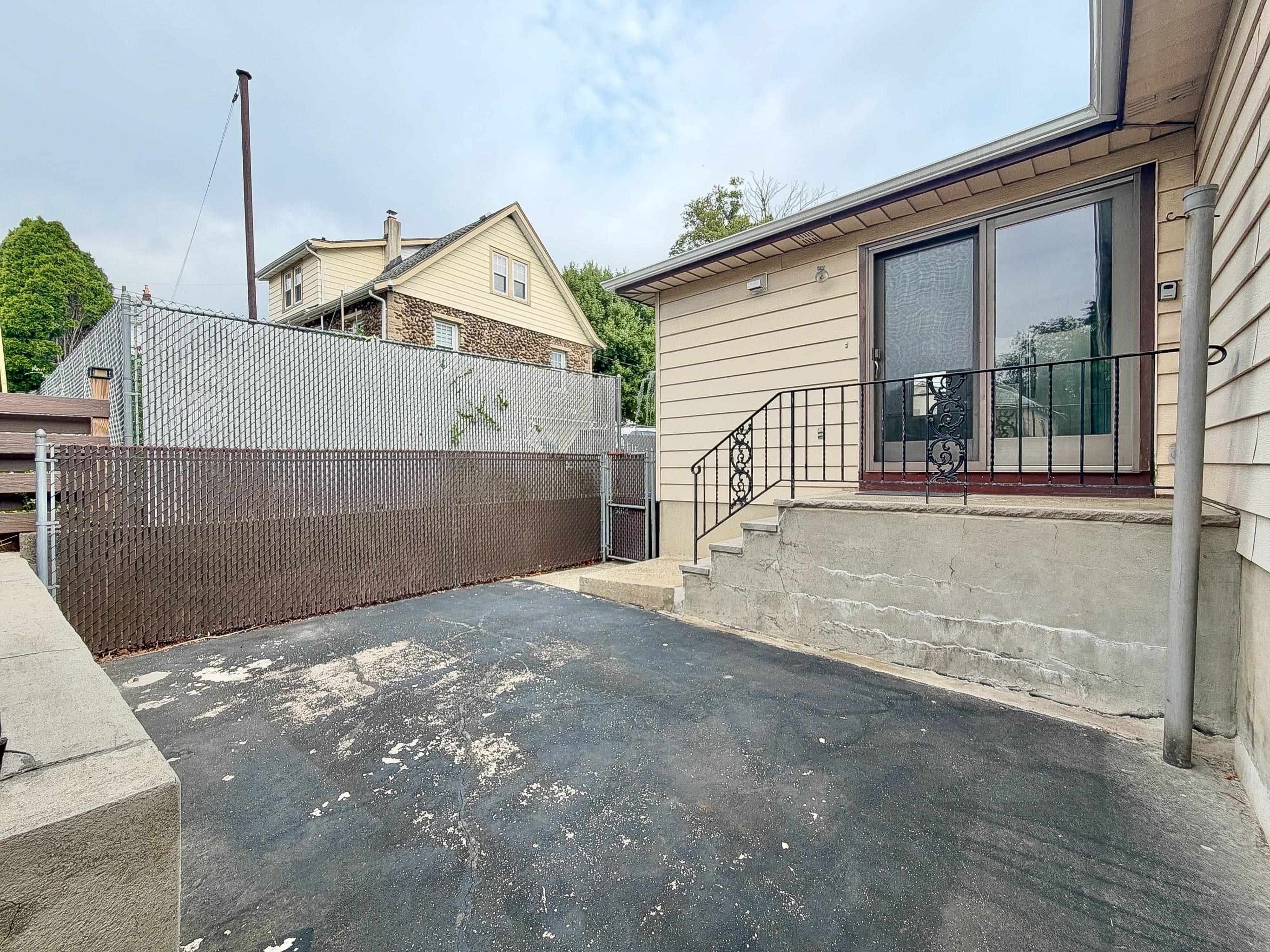662 TEN EYCK AVE