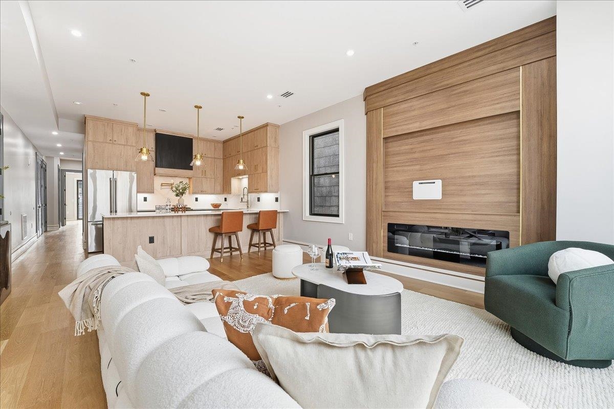 134 HANCOCK AVE Unit: 201