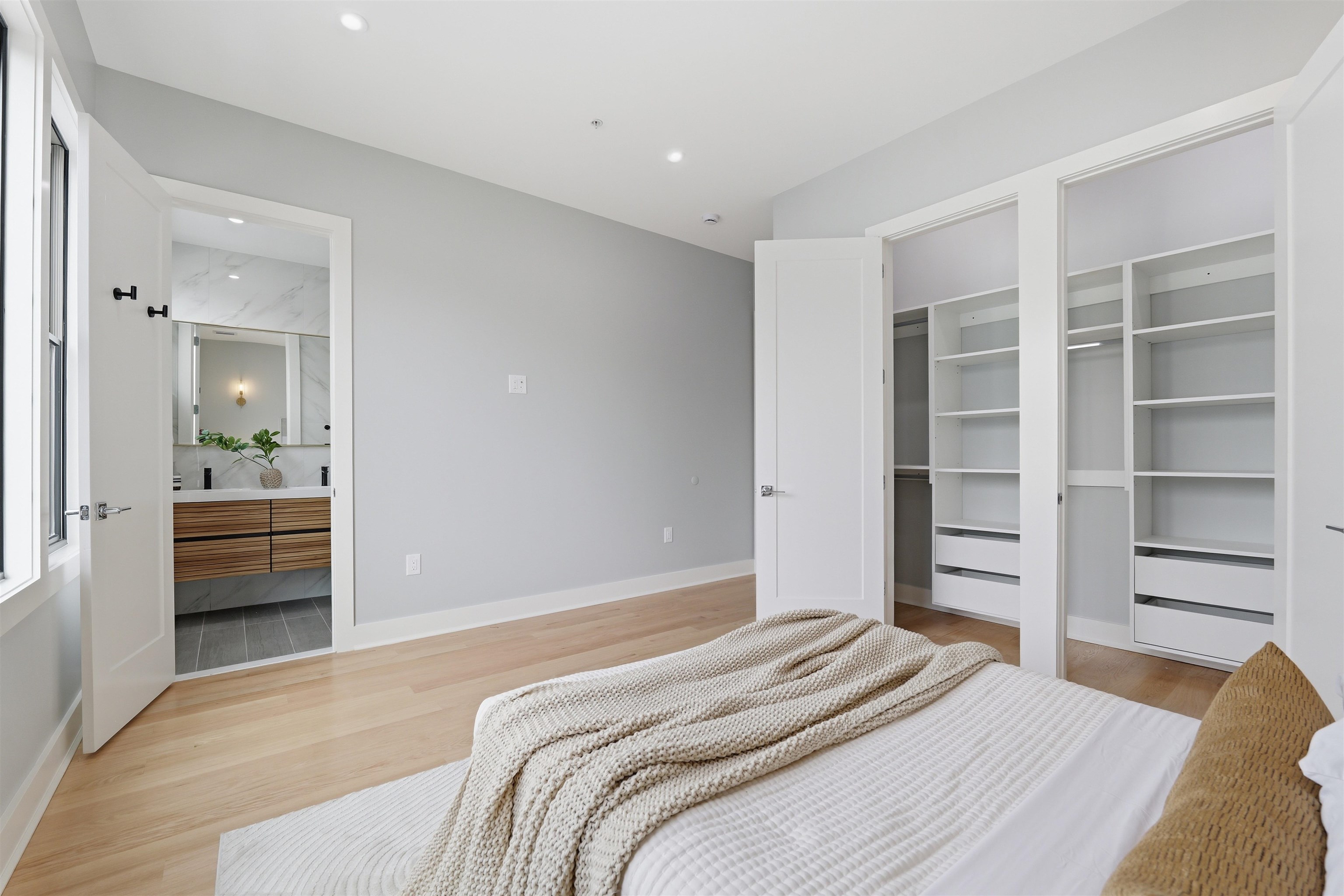 389 VIRGINIA AVE Unit: 3