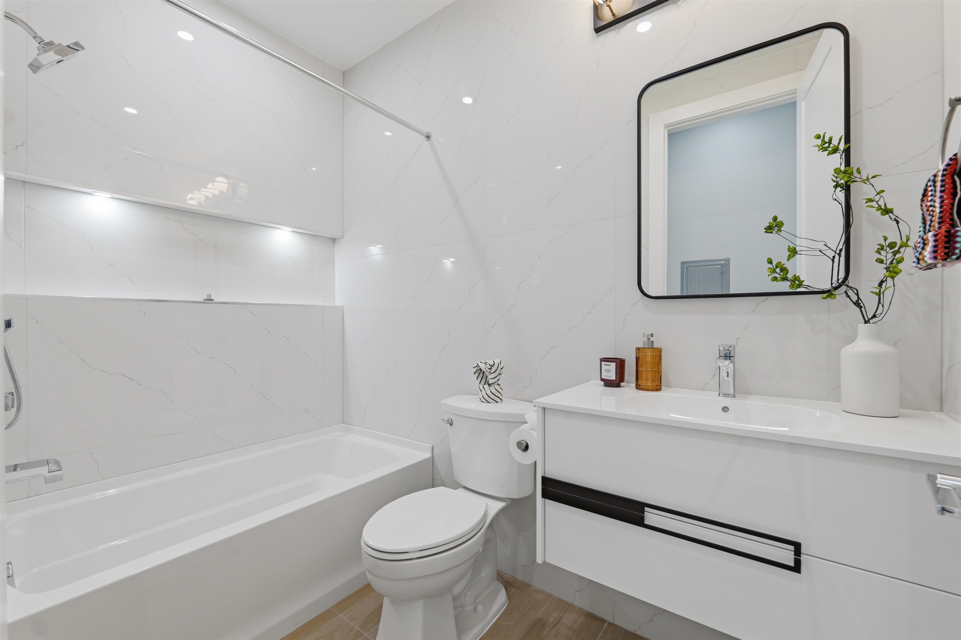 389 VIRGINIA AVE Unit: 3