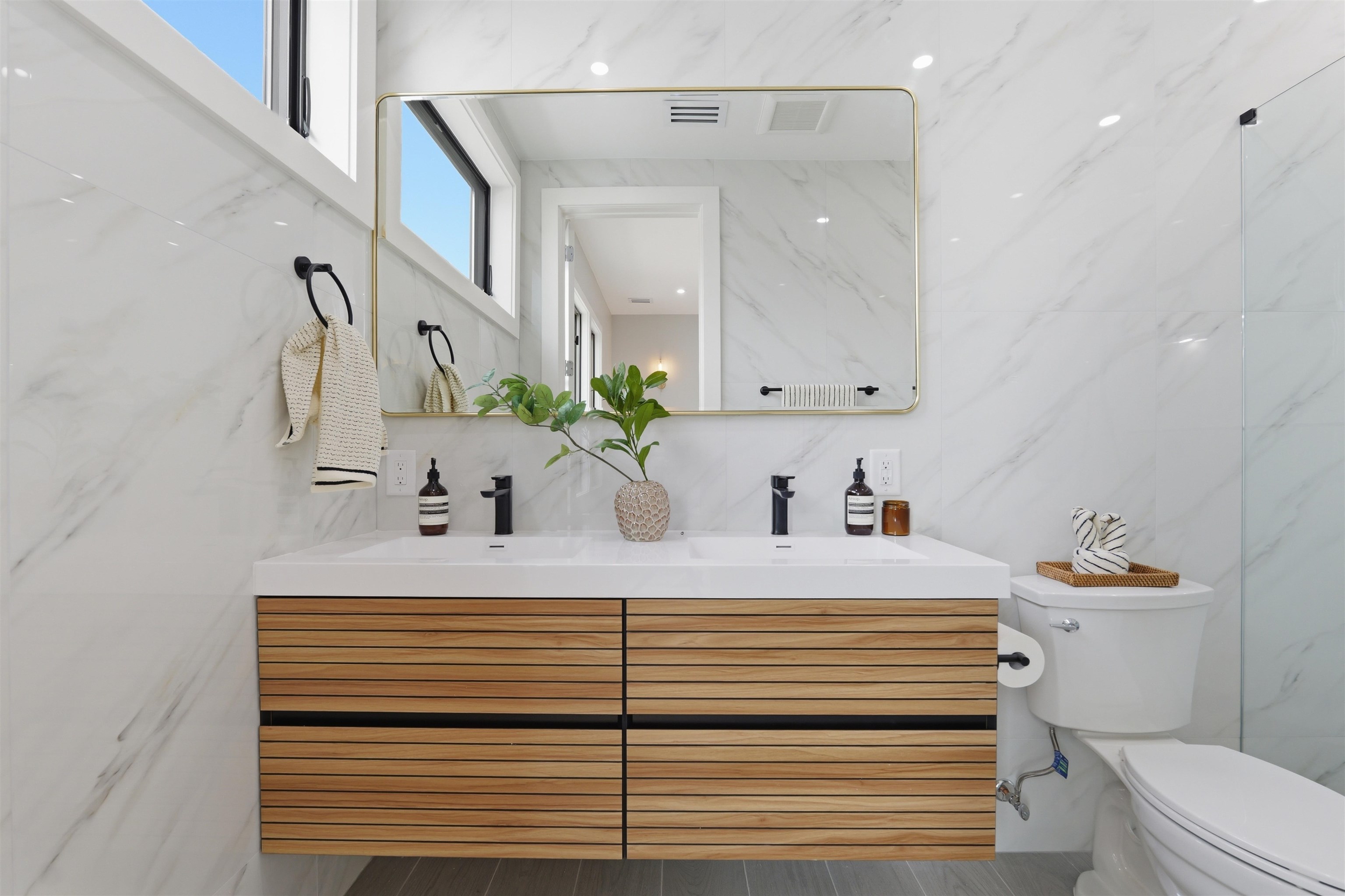 389 VIRGINIA AVE Unit: 3
