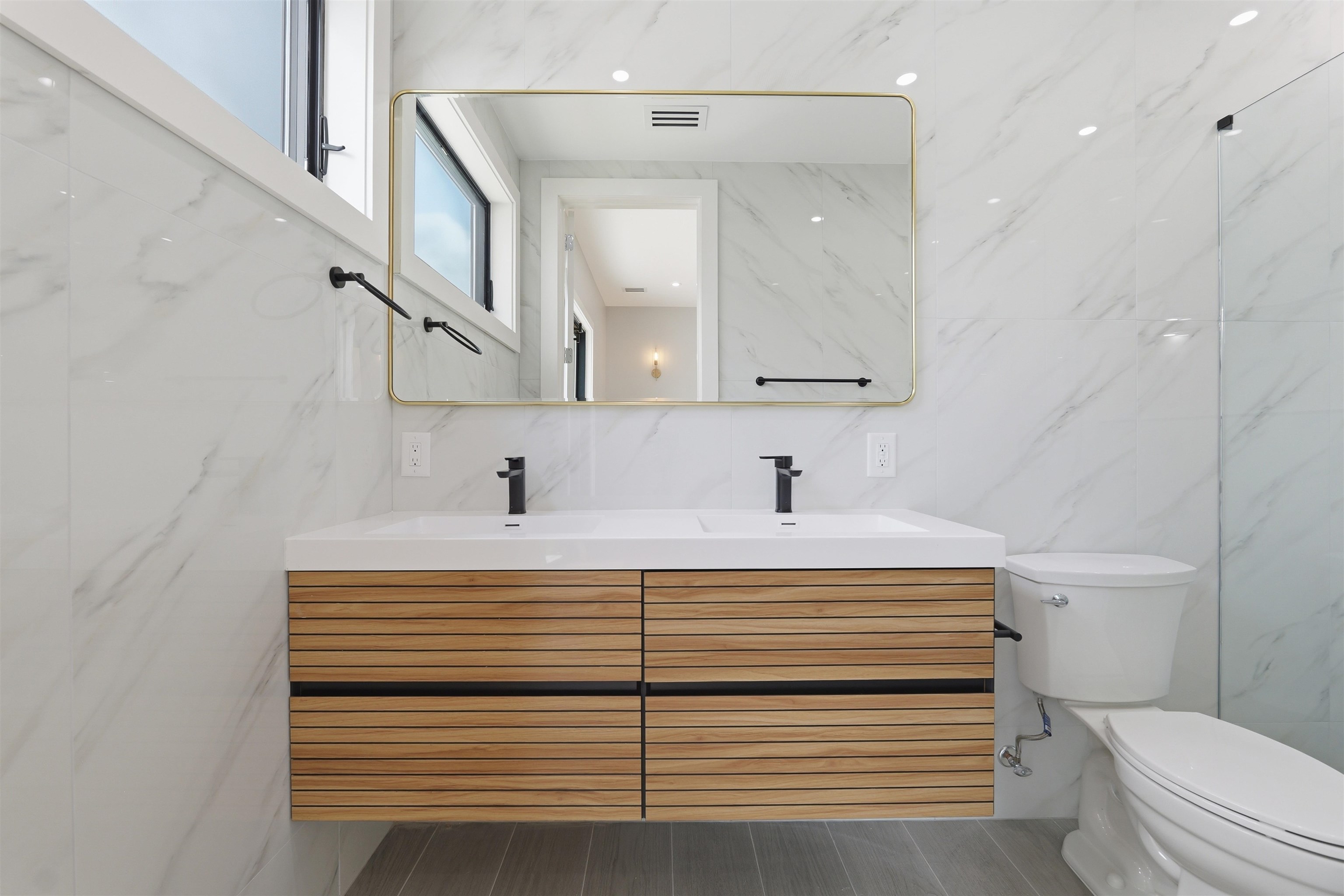 389 VIRGINIA AVE Unit: 1