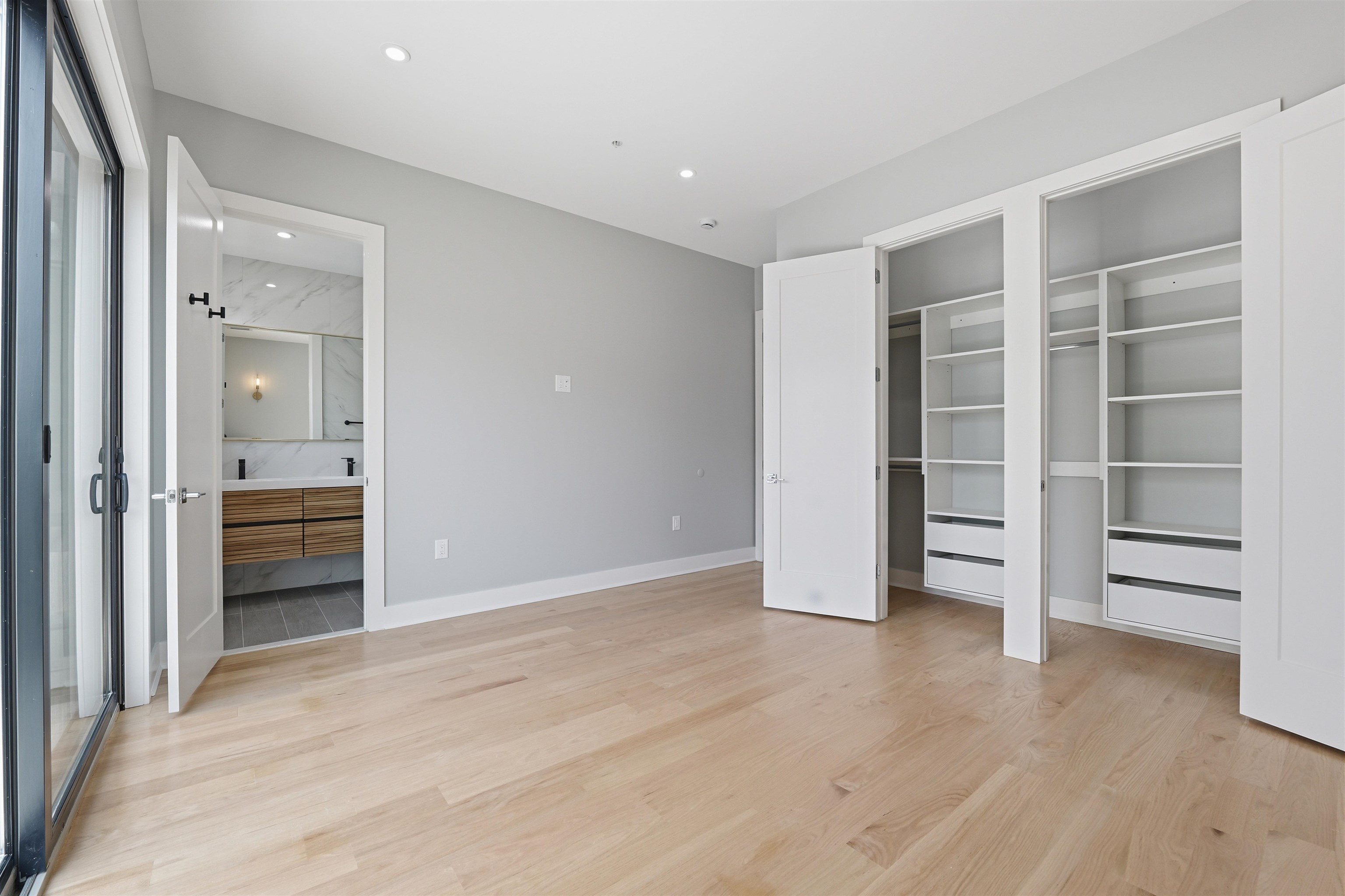 389 VIRGINIA AVE Unit: 2