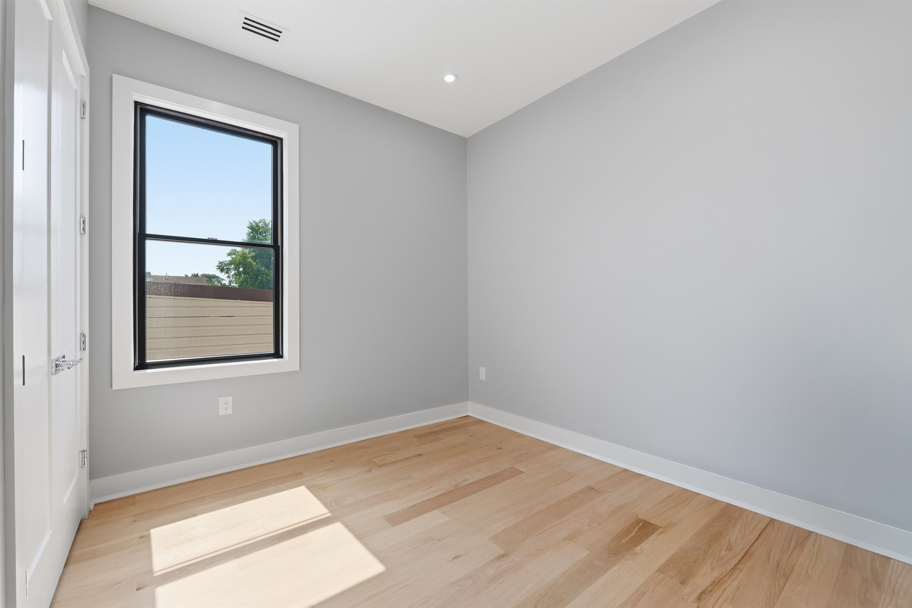 389 VIRGINIA AVE Unit: 2