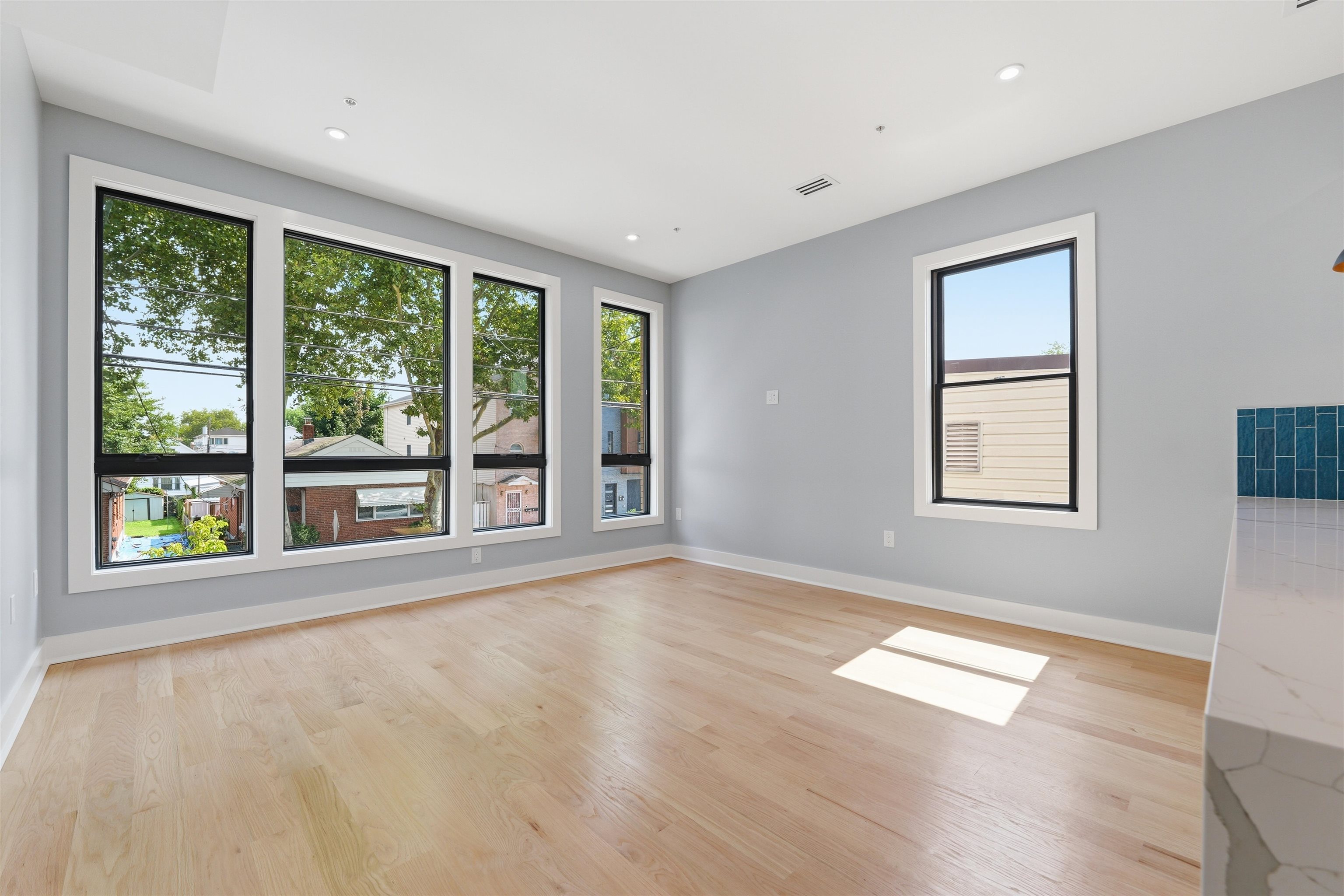 389 VIRGINIA AVE Unit: 2
