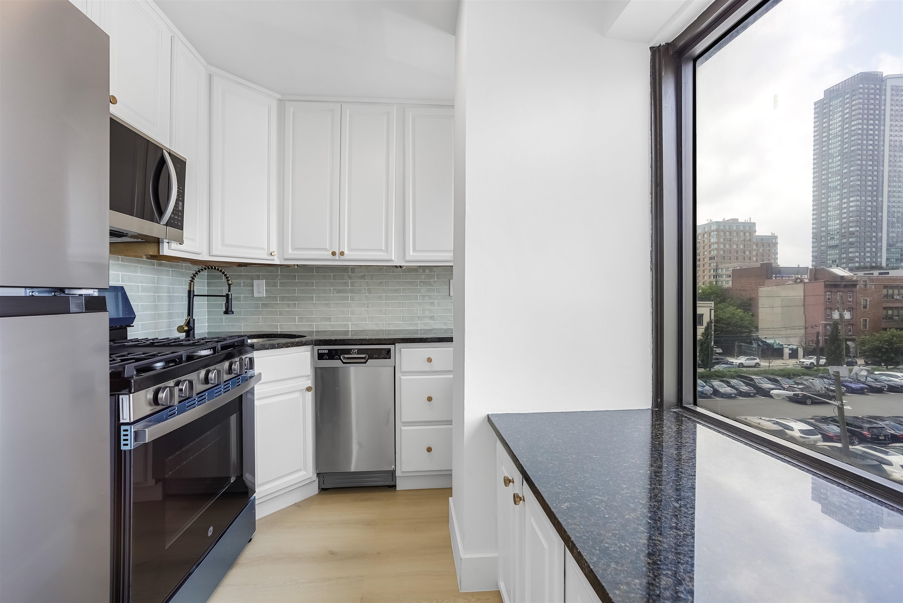 135 MONTGOMERY ST Unit: 4G