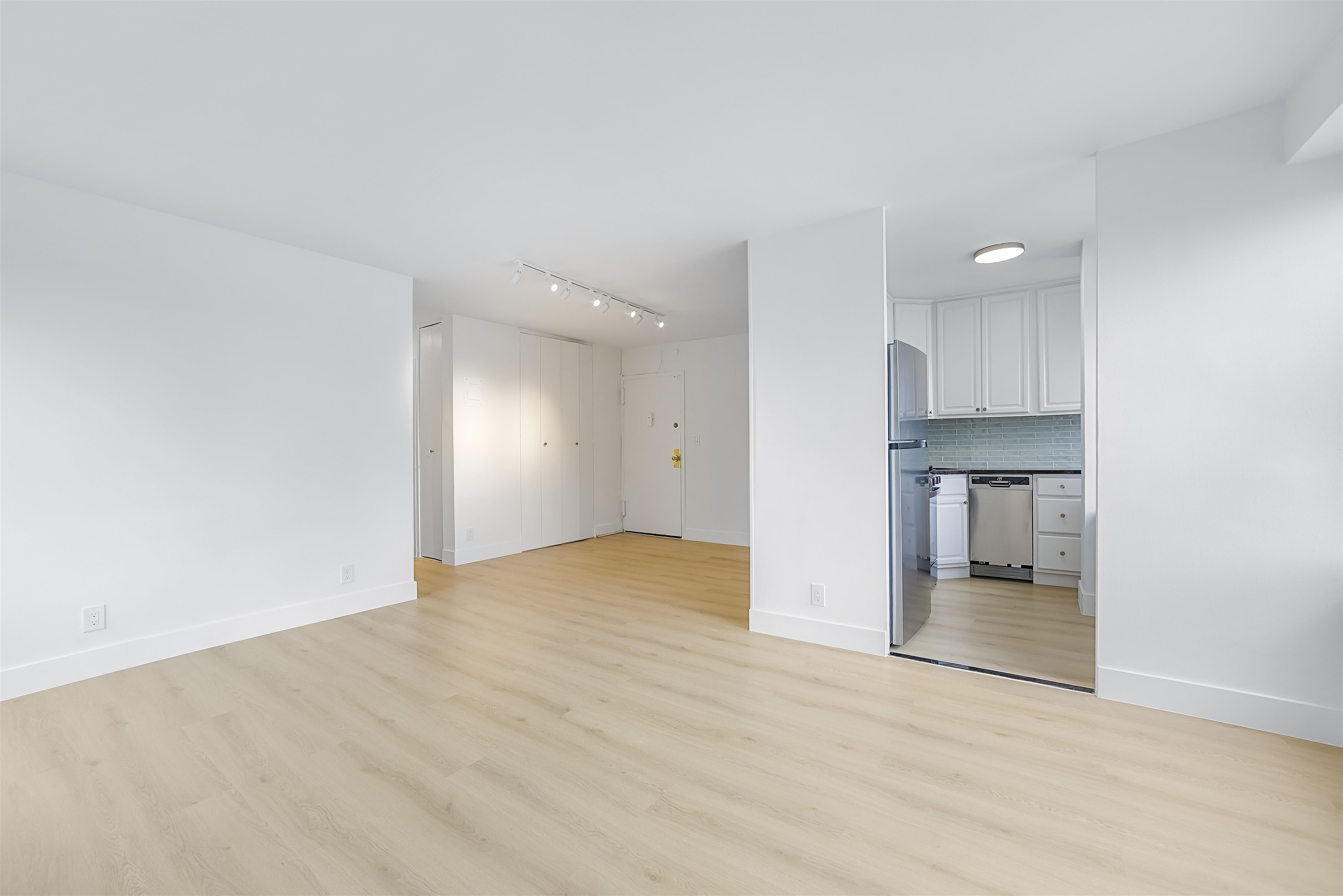 135 MONTGOMERY ST Unit: 4G