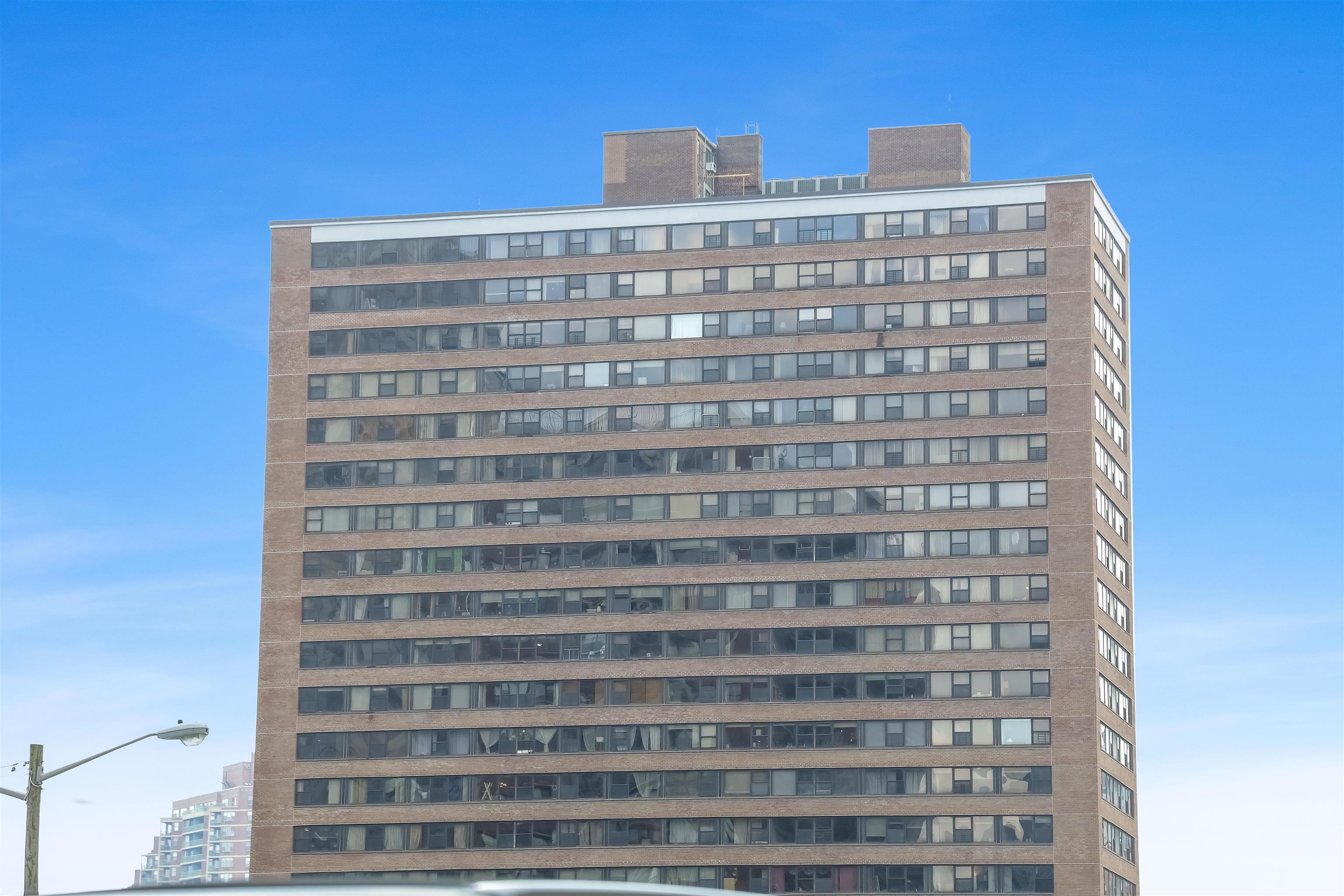 135 MONTGOMERY ST Unit: 4G