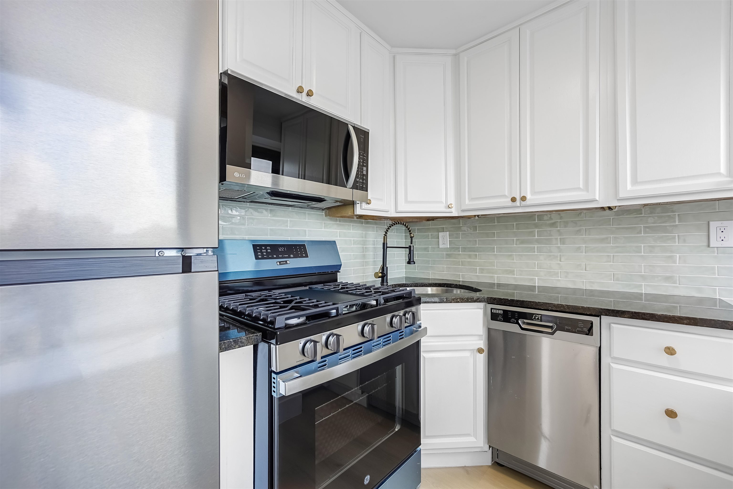 135 MONTGOMERY ST Unit: 4G