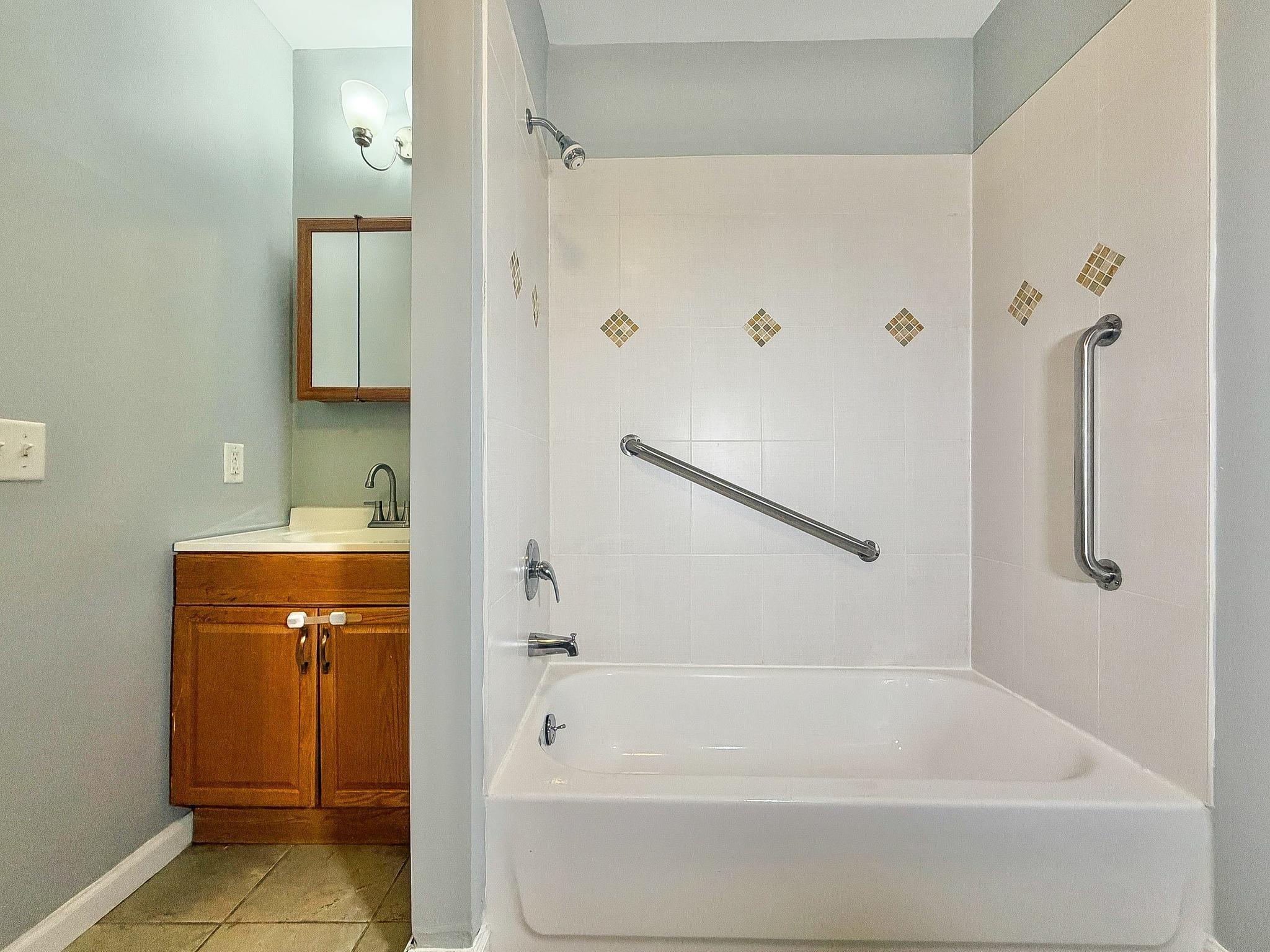 236 VAN HORNE ST Unit: 1B