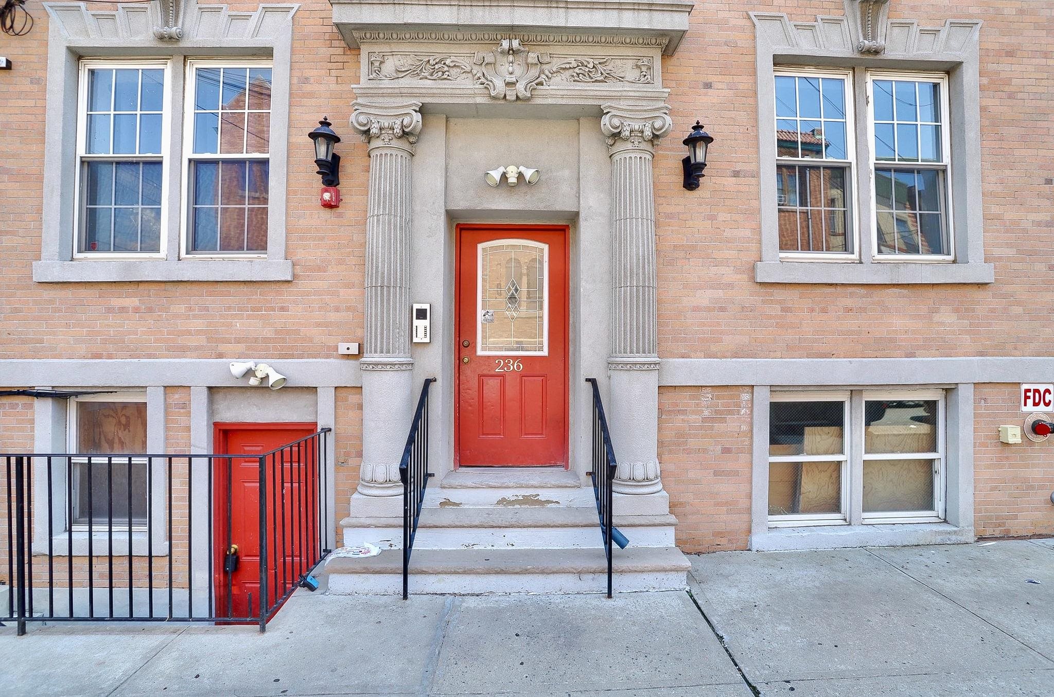236 VAN HORNE ST Unit: 3B