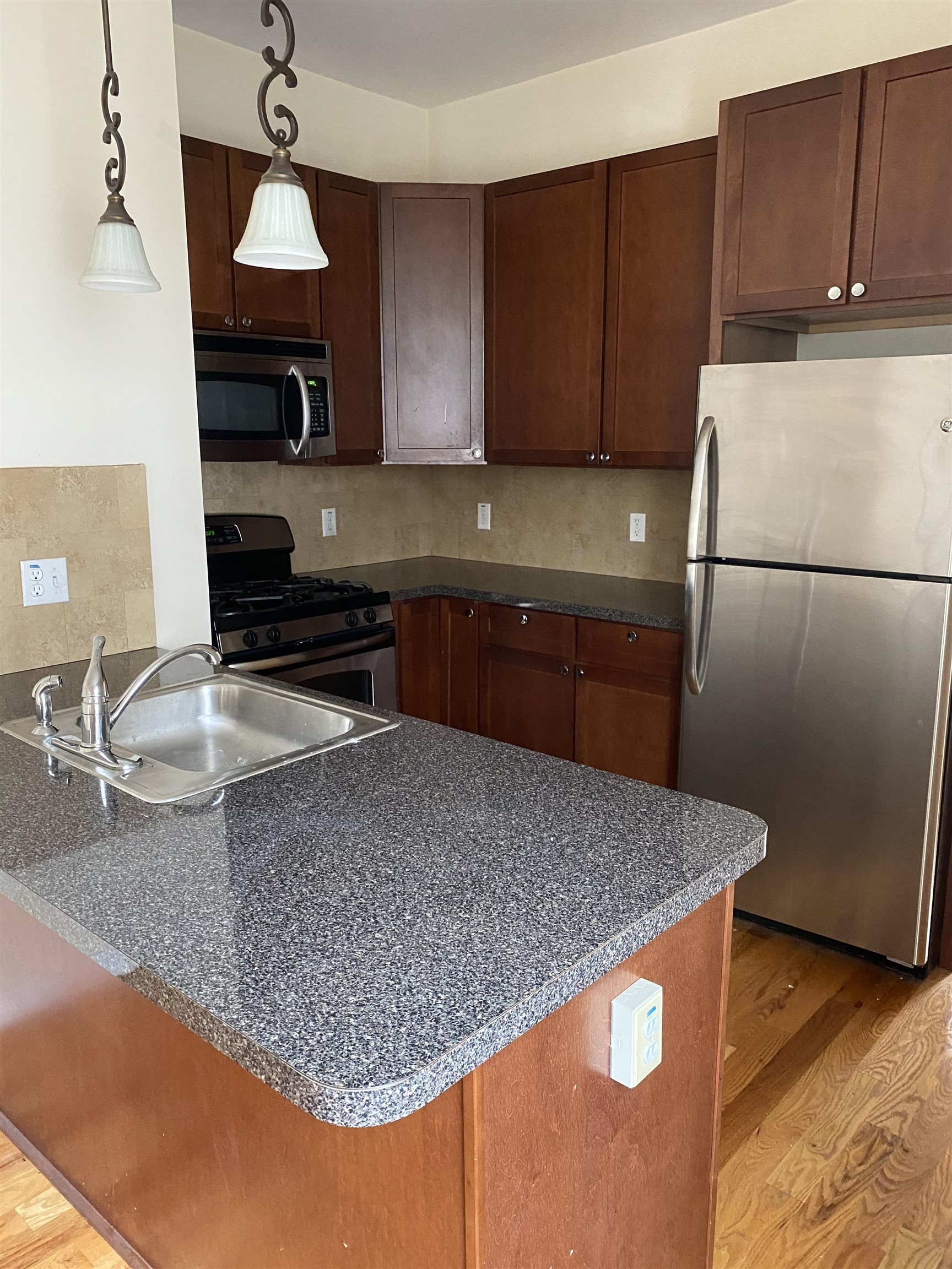 942 WILLOW AVE Unit: 3R