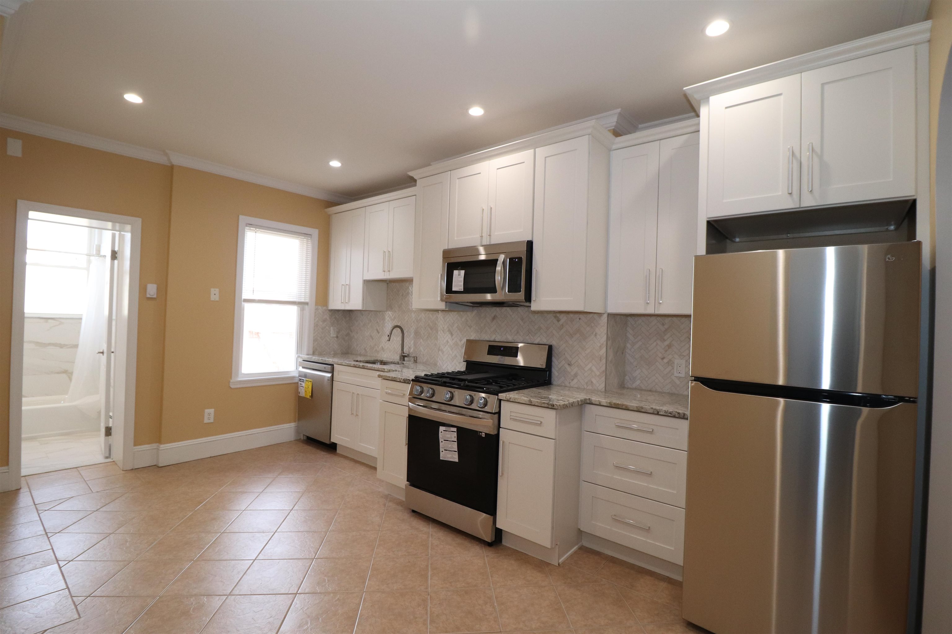 348 7TH ST Unit: 6 (3R)