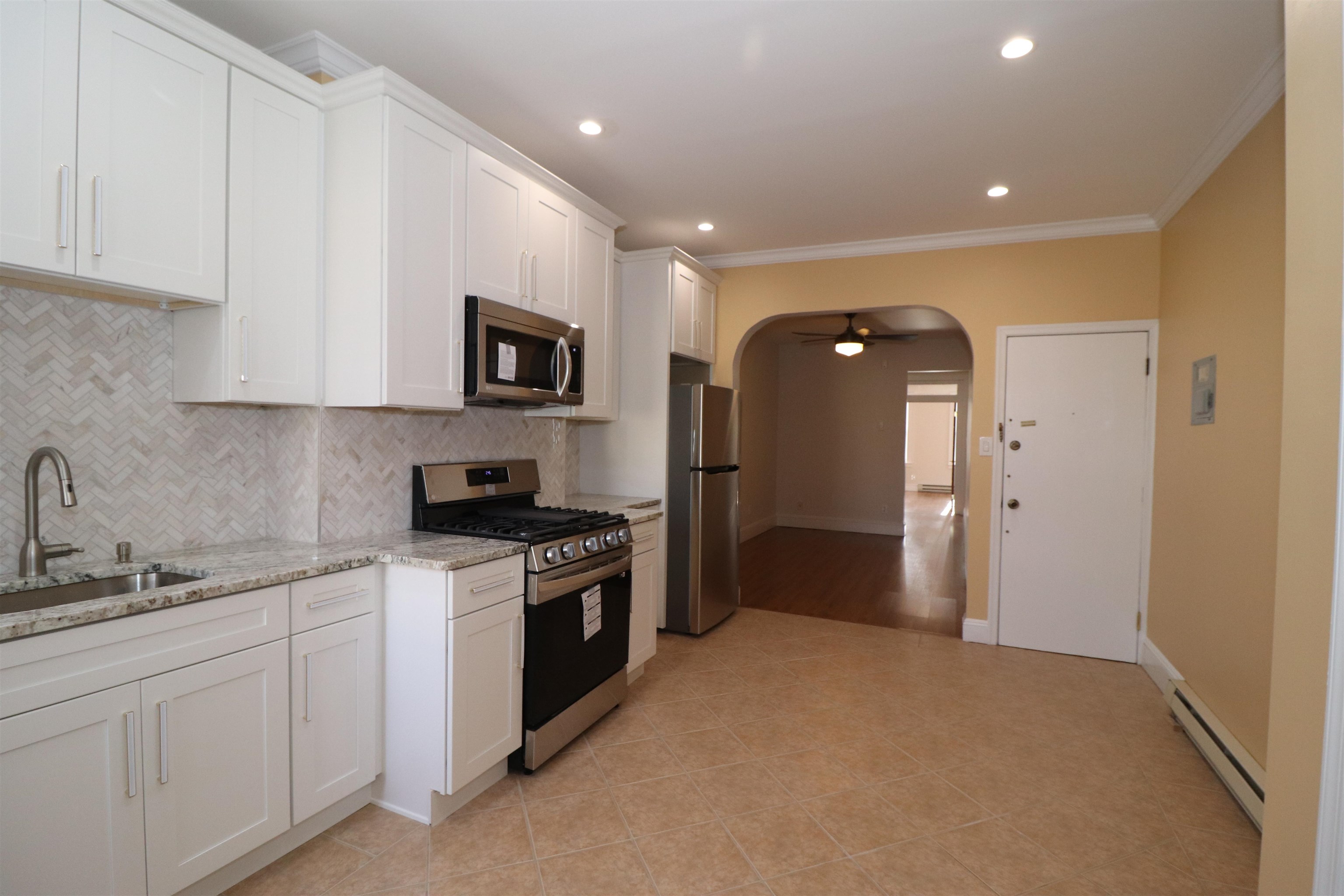 348 7TH ST Unit: 6 (3R)