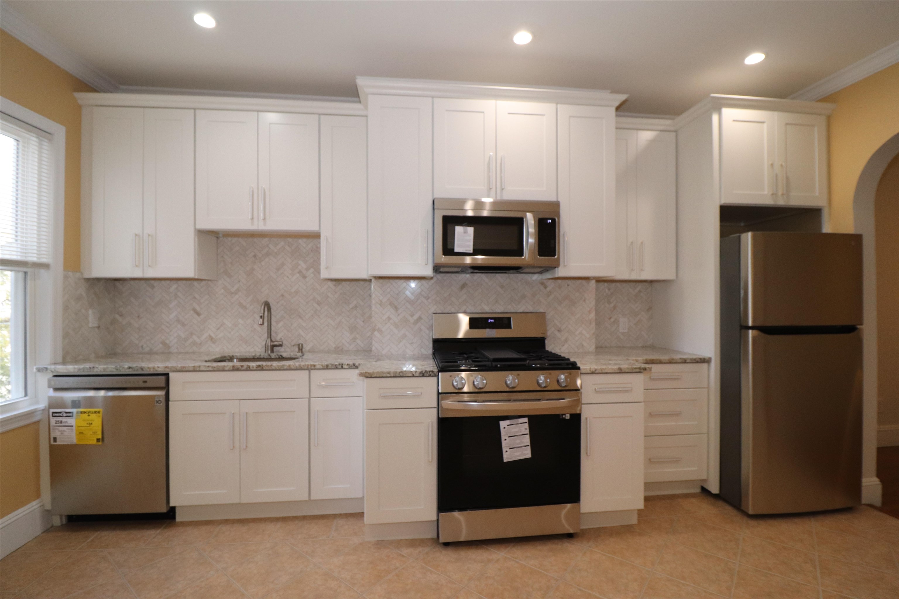 348 7TH ST Unit: 6 (3R)
