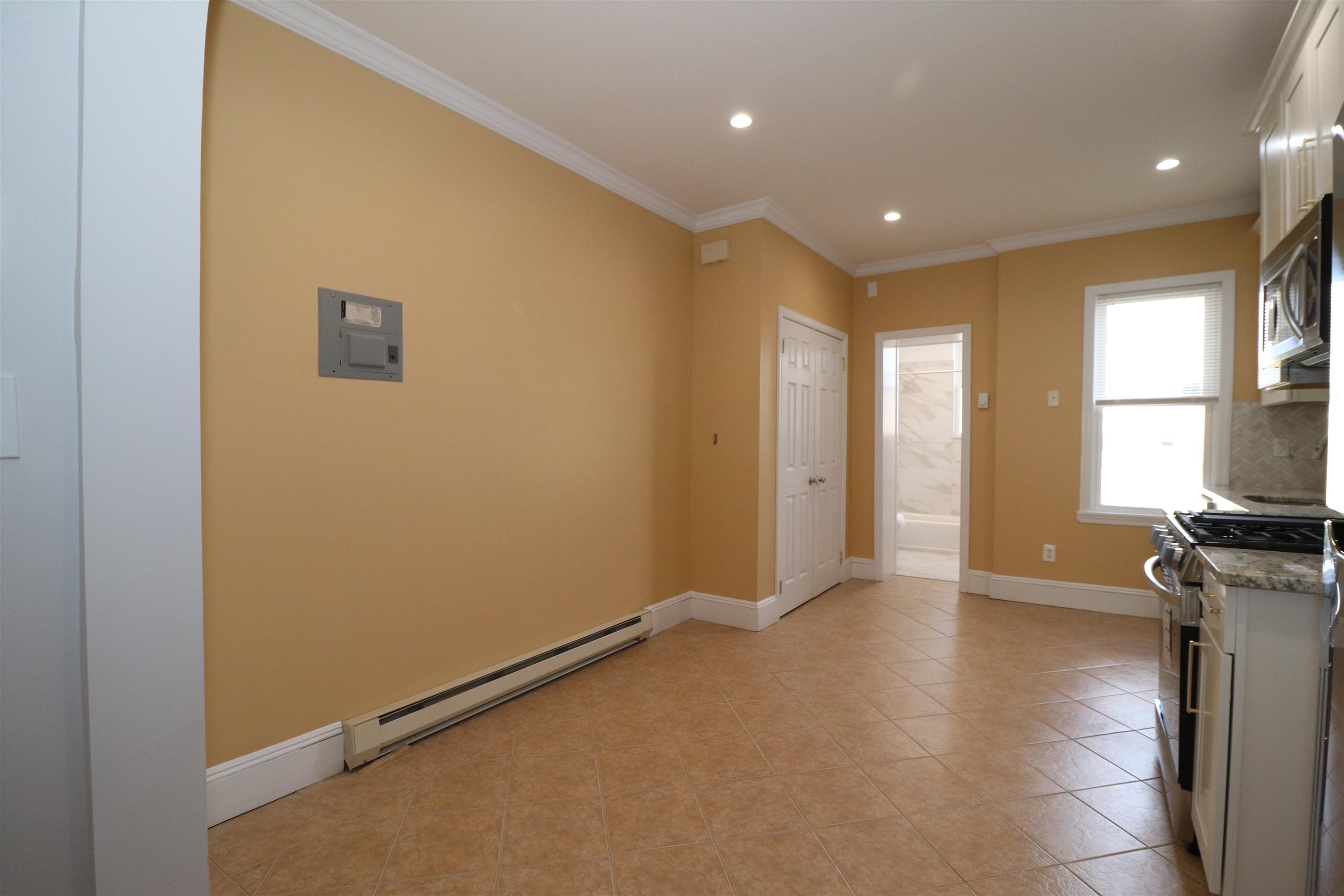 348 7TH ST Unit: 6 (3R)